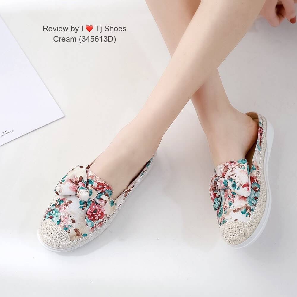 พร้อมส่งรองเท้าเพื่อสุขภาพ ที่ทั่งเกร๋ทั้งน่ารักสุดๆ รองเท้ารุ่นนี้เป็นงานสั่งทำพิเศษ หนังนิ้มนิ่ม ผ้าลายเก๋ๆ ประดับโบว์น่ารักๆ น้ำหนักเบา พื้นบุนวมนิ่ม ใส่นุ่มเดินทั้งวันได้สบายมากๆ แมทกับชุดอะไรก็เกร๋ก็น่ารักสุดๆ เป็นรุ่นแนะนำ ซื้อไปรับรองไม่ผิดหวัง ของ