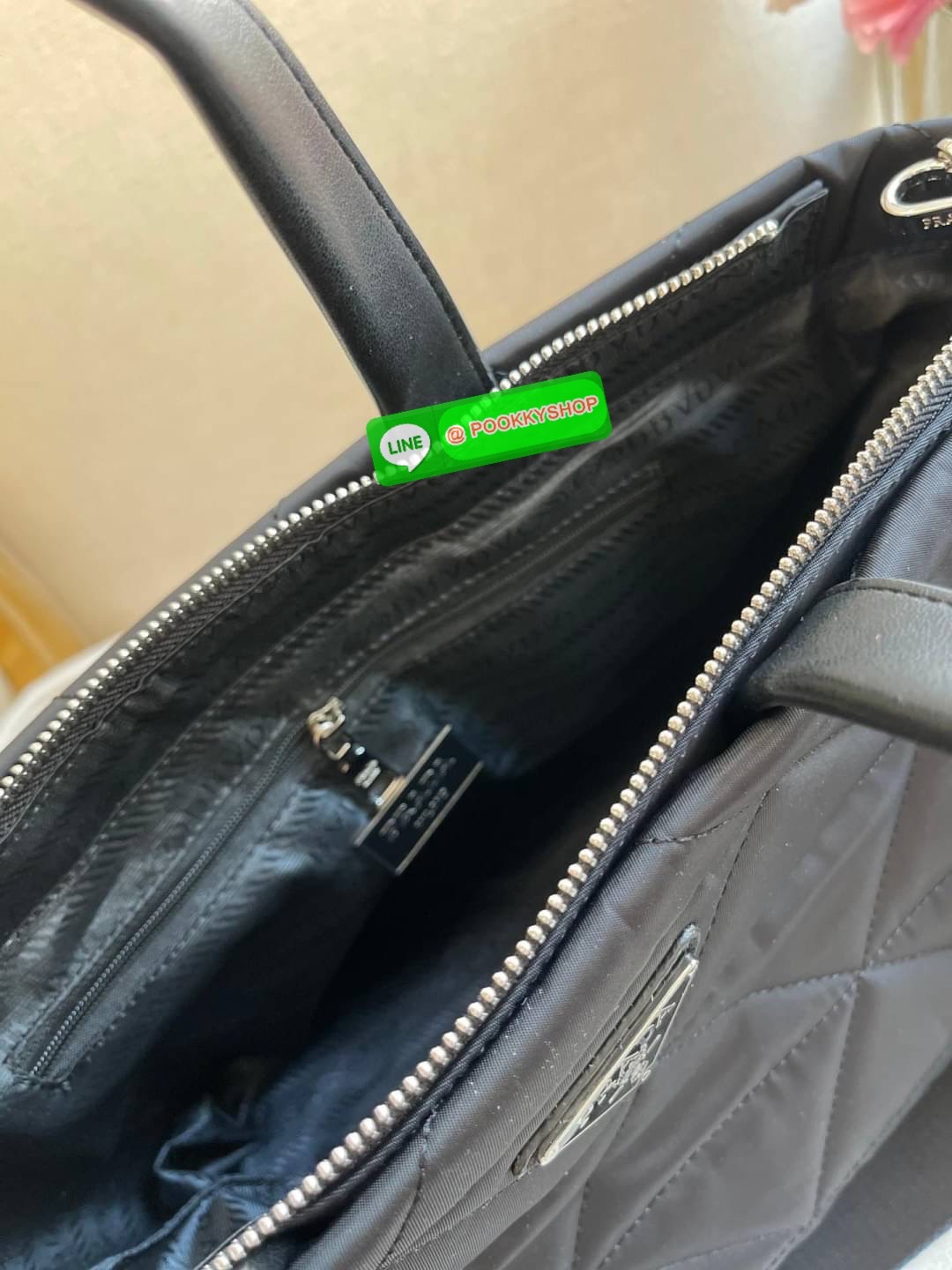 🌟 NEW ARRIVIAL มาใหม่กับกระเป๋าถือ ทรงยอดฮิต จากงานพรีเมี่ยมกิ้ฟจากแบรนด์ PRADA อะไหล่เงินทั้งใบ ตัวกระเป๋าอยู่ทรงสวย ลายตาราง วัสดุทำจากผ้าNylon เปิดปิดด้วยซิป ด้านใน มีช่องซิปช่องแยกและช่องใหญ่ แบ่งเก็บของได้เป็นสัดส่วน ขนาดกพลังดี ใส่ของได้หลาก