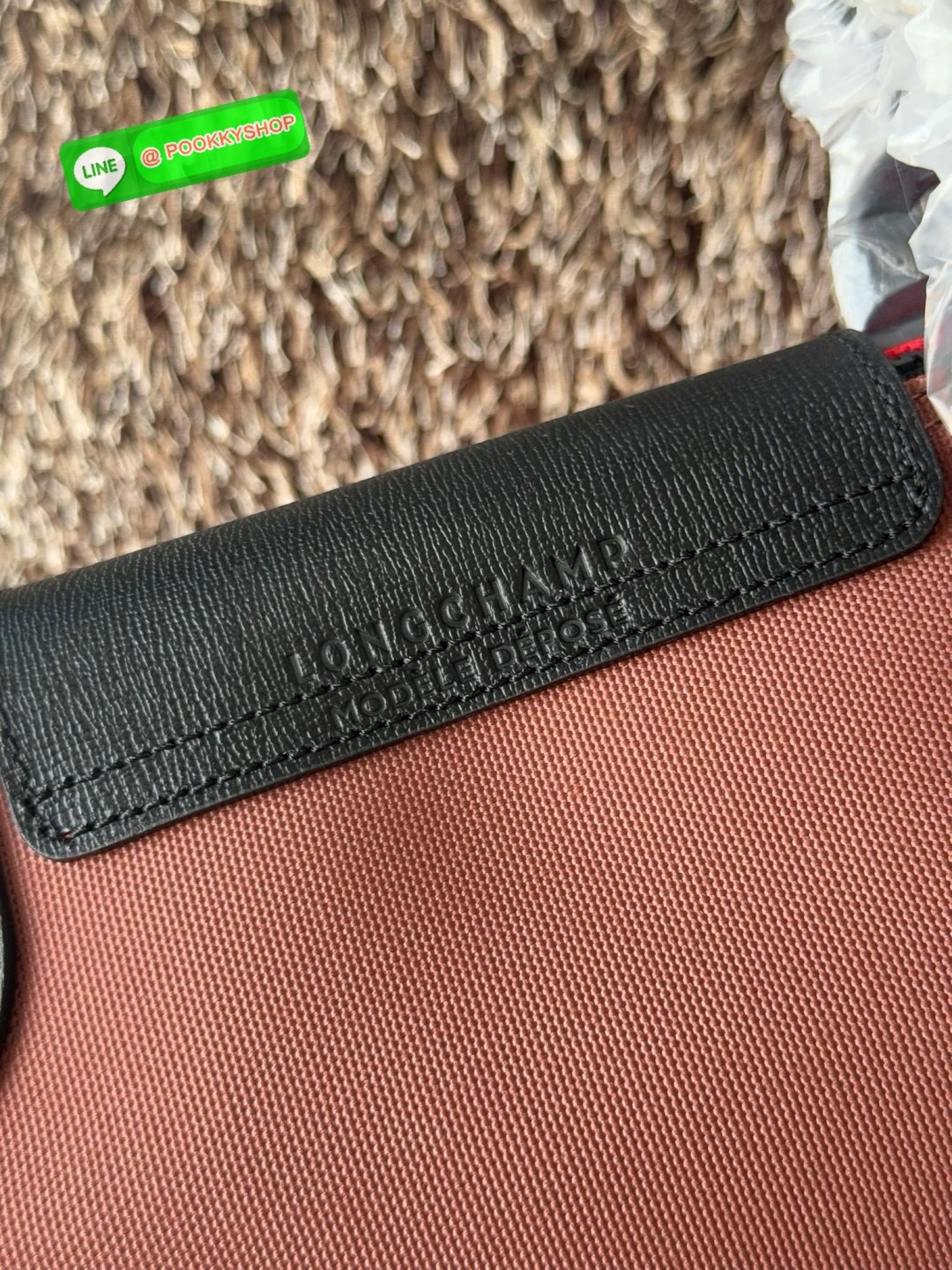 Longchamp Neo s Adjustable เป็นกระเป๋าสไตล์สปอร์ต ทันสมัย และใช้งานได้จริง น้ําหนักเบา กระเป๋าใบนี้เป็นเครื่องประดับที่มีเสน่ห์ในอุดมคติที่จะติดตามคุณในทุกกิจกรรมยามเย็นของคุณ มาพร้อมกับสายสะพายไหล่ปรับได้ สามารถพกพาได้ ทั้งแบบถือและสะพาย เหมาะสําหรับใช้ใ