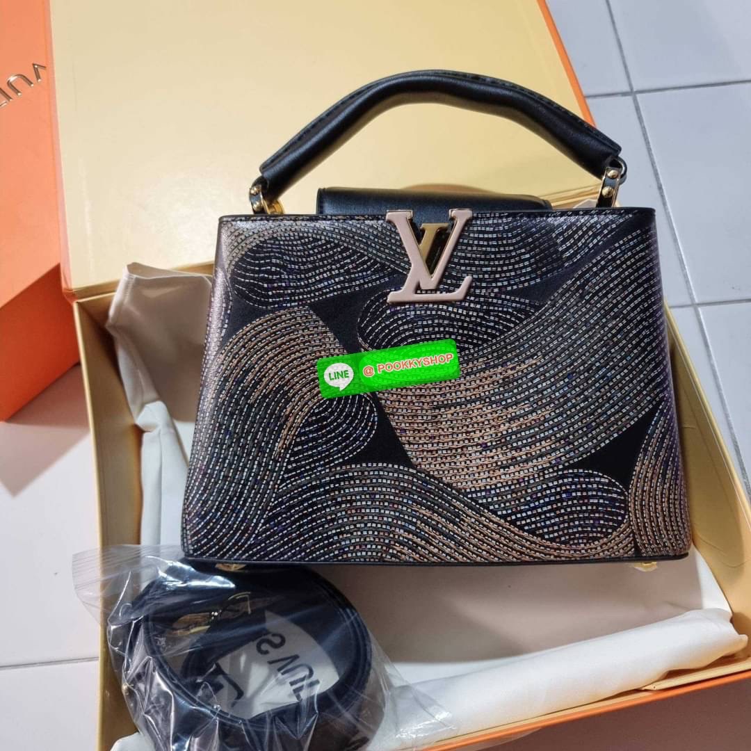 NEW IN!! LV capucines top handle วีไอพีพรีเมี่ยมกิ๊ฟจากเคาน์เตอร์ ที่สุดของความสวยในราคาเบาๆ กระเป๋าถือสุดหรู ดีไซน์ทรงคลาสสิค พร้อมลวดลายหรูหรา มาพร้อมหูจับในตัว ด้วยรูปทรงวินเทจและวัสดุหนังแท้ ขับผิว ทำให้ไอเท็มนี้สะกดทุกสายตาจริงๆ และยังมีลูกเล่นที่ฝาป