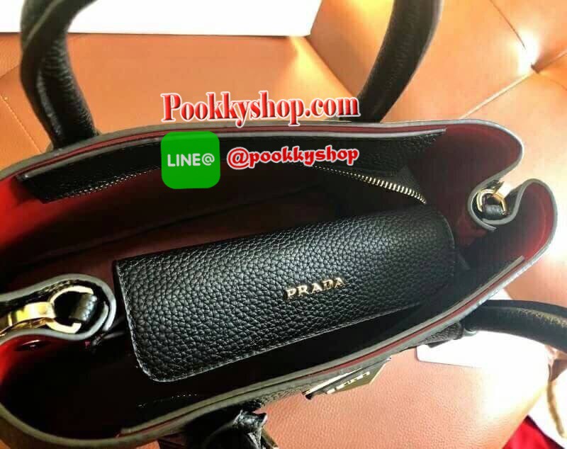 จากแบรนด์ PRADA กระเป๋าหนังลายลิ้นจี่ เคลือบกันน้ำและกันรอยขูดขีด ดูแลง่าย ป้องกันรอยขูดขีดได้ดี ปรับขยายข้างได้ เปิดปิดด้วยซิป ใบนี้มีสายยาวให้คะ เลิศมาก สะพายเป็น shoulder bag ได้เลย ขนาดกำลังดีตัวกระเป๋าไม่หนักมาก ใส่ ipad ของใช้จุกจิกได้หมด จุของได้เย