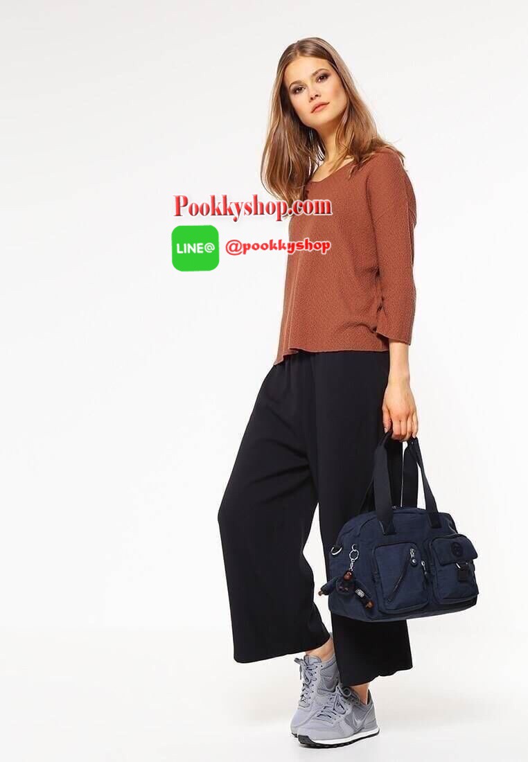Kipling Women’s Defea Top-Handle Bag กระเป๋าถือหรือสะพายทรงตั้งสวย มีช่องใส่ของแยกเป็นสัดส่วนทั้งด้านในและนอก มีสายสะพายถอดและปรับความยาวได้ฟรีไซส์ มาพร้อมพวงกุญแจลิง น่าใช้คุ้มค่ามากๆจ้า