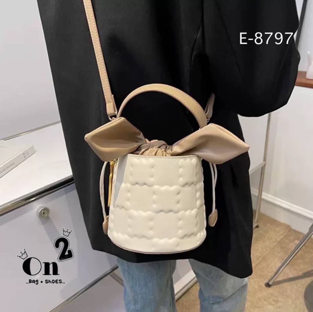 กระเป๋าสะพายแฟชั่นทรงถัง เปิดปิดแบบหูรูด มัดเป็นโบว์น่ารักมากค่ะ มาพร้อมสายสะพายยาว จะถือหรือสะพายก็เริ่ดคร่า