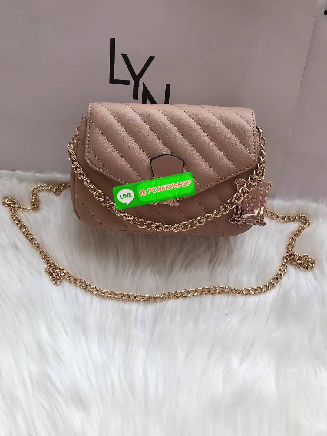 Lyn กระเป๋าทรงน่ารักปุ๊กปิ๊ก สายสะพายโซ่ทอง เปิดปิดด้วยกระดุมแม่เหล็ก ฐานกว้างใส่ของได้เยอะ