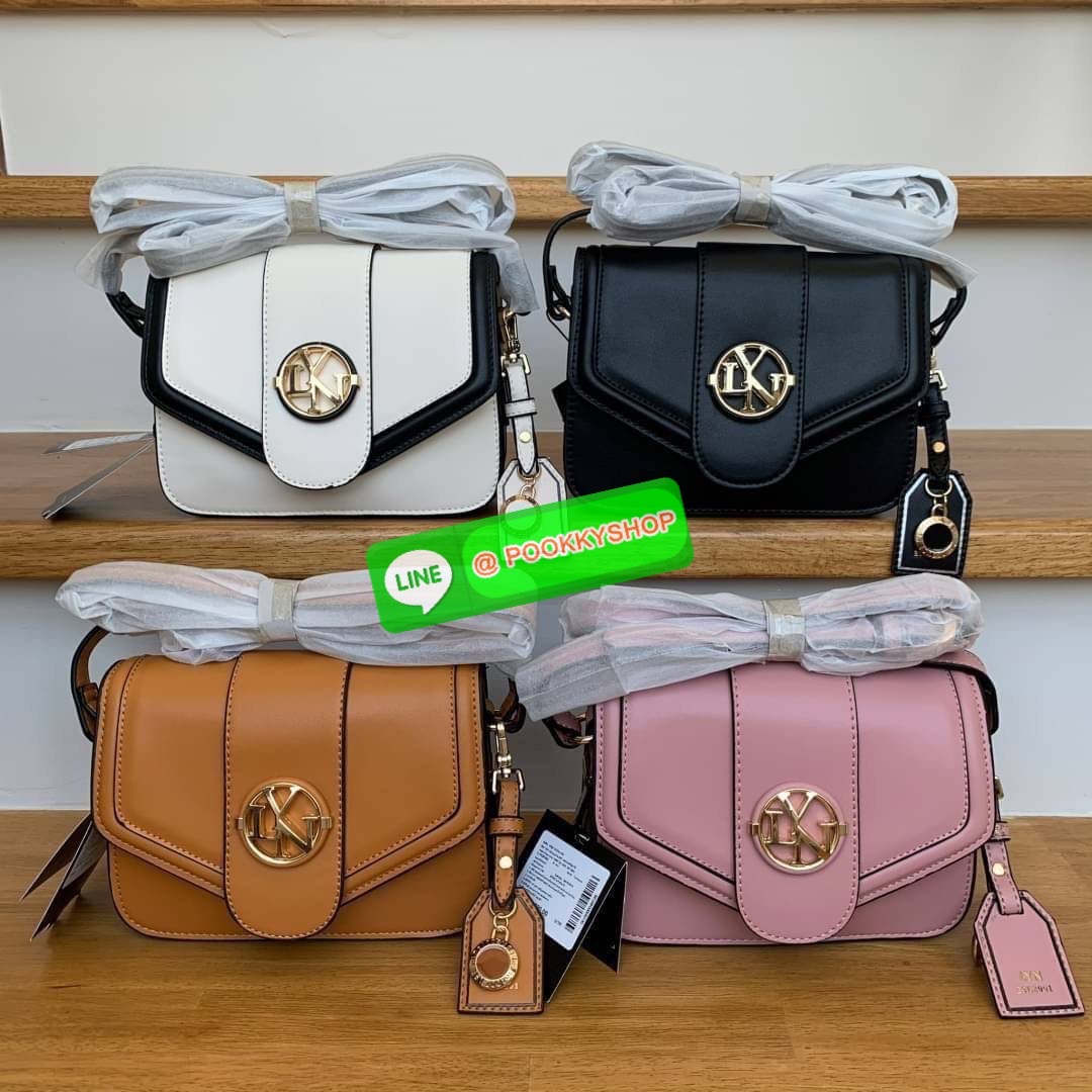 LYN กระเป๋าทรงน่ารักปุ๊กปิ๊ก สายสะพายหนัง เปิดปิดด้วยกระดุมแม่เหล็ก ฐานกว้างใส่ของได้เยอะ
