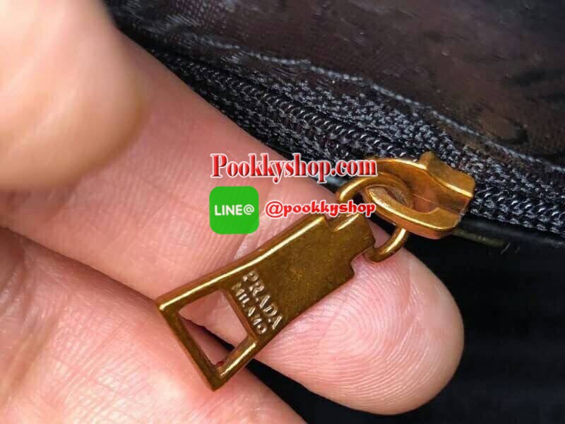 Prada Limited edition กระเป๋าอเนกประสงค์ทรงสวยหนังลายคาเวียร์มีสายยาว เลิศมาก ขนาดกำลังดี ใช้แล้วสวยมากๆ น้ำหนักเบา อะไหล่ทองหรูมาก จุของคุ้ม มี3ช่องหลัก เปิด-ปิดด้วยซิป งานเกินราคารับประกันค่ะ