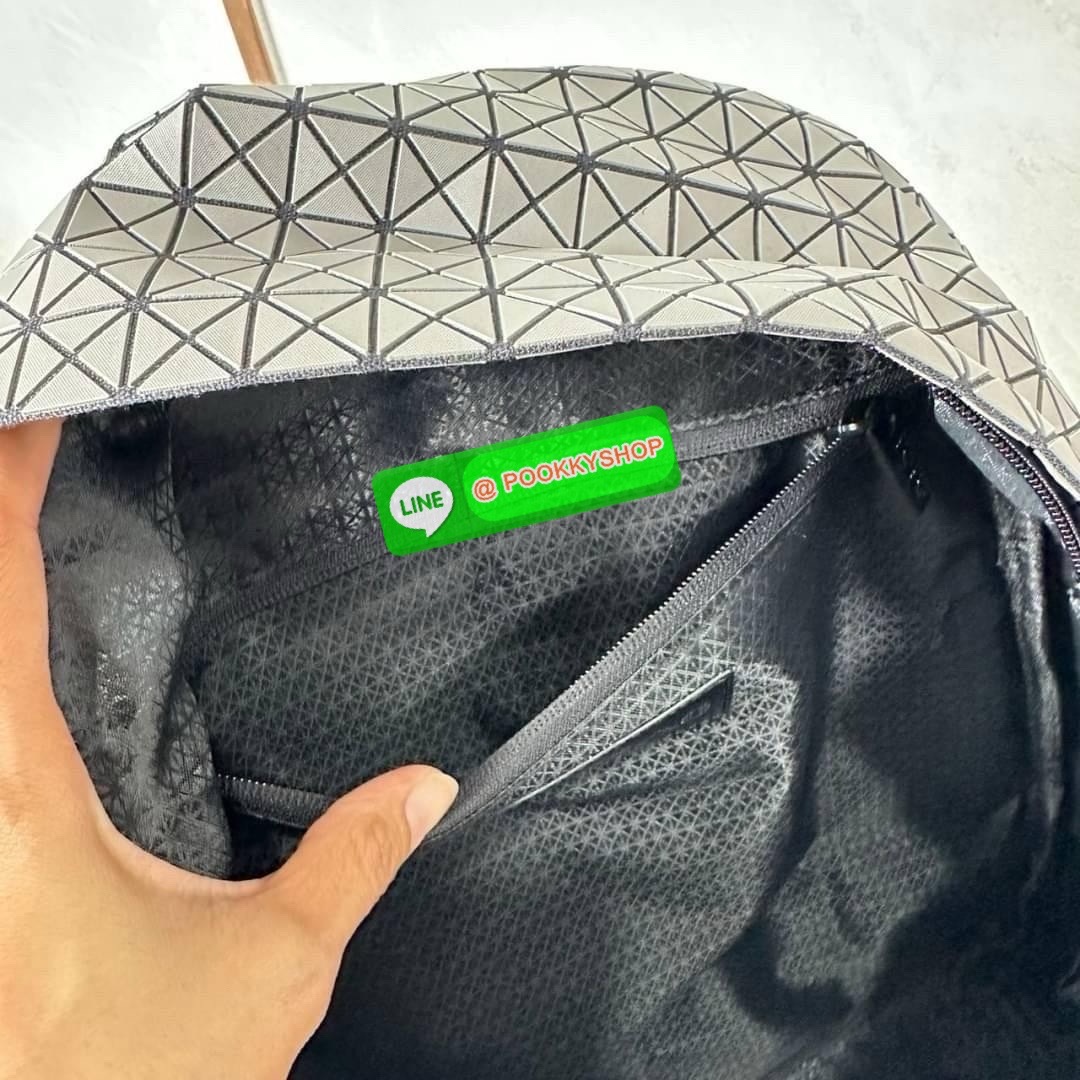 BAO BAO ISSEY MIYAKE KURO DAYPACK BACKPACK 🔖กระเป๋าเป้รุ่นฮอตทรงเรขาคณิตที่สุดในญี่ปุ่น KURO ภาษาญี่ปุ่นคือมาความเก๋ไก๋ เป็นกระเป๋าเป้ที่น้ำหนักแต่สามารถรับน้ำหนักได้ดี 🔖วัสดุ โพลียูรีเทน(Polyurethane) น้ำหนักเบา มีความแข็งแรง 🔖เปิ