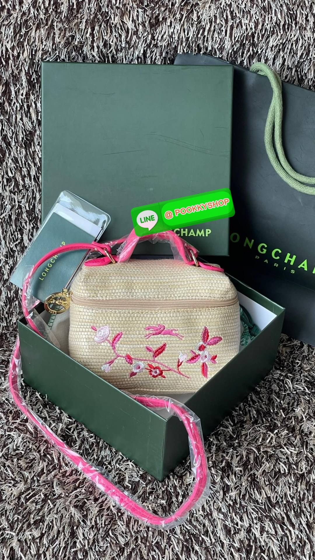 💕 Longchamp vanity xs le panier กระเป๋าสะพายข้างที่ดูเป็นผู้หญิงและไม่คาดฝันใบนี้เป็นเครื่องประดับที่สมบูรณ์แบบในชีวิตประจำวัน มีหูหิ้วและสายสะพาย สามารถถือด้วยมือ สะพายไหล่ หรือสะพายข้างลำตัว Le Pliage เฉลิมฉลองการมาถึงของฤดูร้อนด้วยผ้าใบเอฟเฟกต์