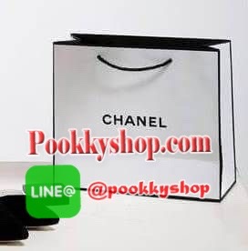 ไอเท็มแนะนำ! รุ่นใหม่ล่าสุด Chanel Cosmetic Cluth Bag With Chain กระเป๋าถือหรือสะพายพรีเมี่ยมเเท้จาก Chanel Cosmetic Counter VIP Gift วัสดุ Nylon&Polyester 100% สีดำประดับโลโก้แบรนด์วิ้งๆสวยหรูดูดี เปิดปิดด้วยซิป หัวซิปแบรนด์อะไหล่ทอง ซับในสกรีนโลโก้ ภายใ