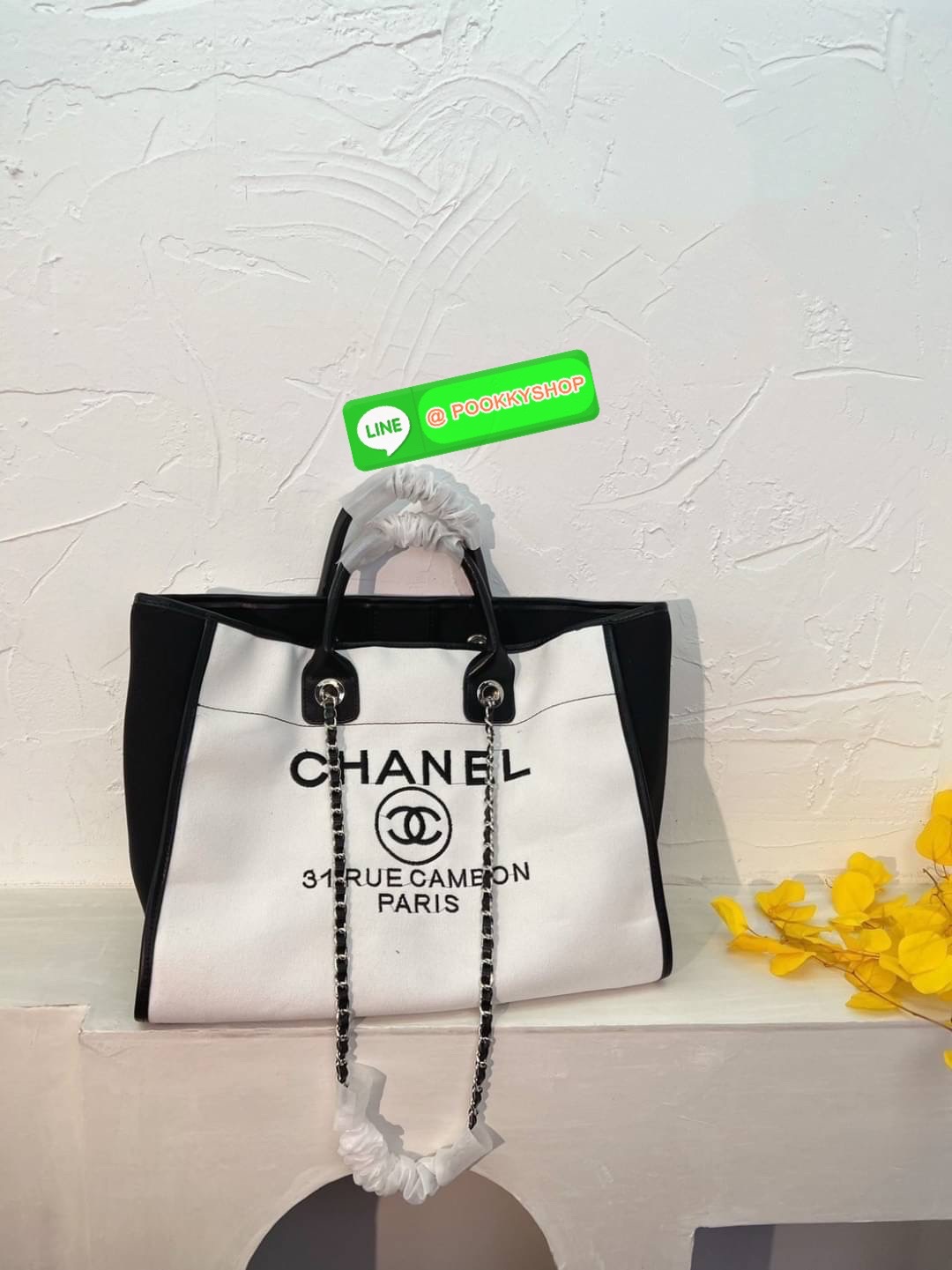 🌟 New Arrival !! รุ่นที่สาวๆรอคอย CHANEL CANVAS TOTE BAG จากงานพรีเมี่ยม VIP GIFT รุ่นดังเลยค้า SIZE ใหญ่อลัง ตัวกระเป๋าเป็นผ้า CANVAS เนื้อดีสมราคา อะไหล่เงินปั้มแบรนด์แท้ทั้งใบ ด้านหน้าปักแบรนด์สุดหรู จุของได้เยอะมากก มีช่องซิป/ใส่ของเป็นสัดส่วน