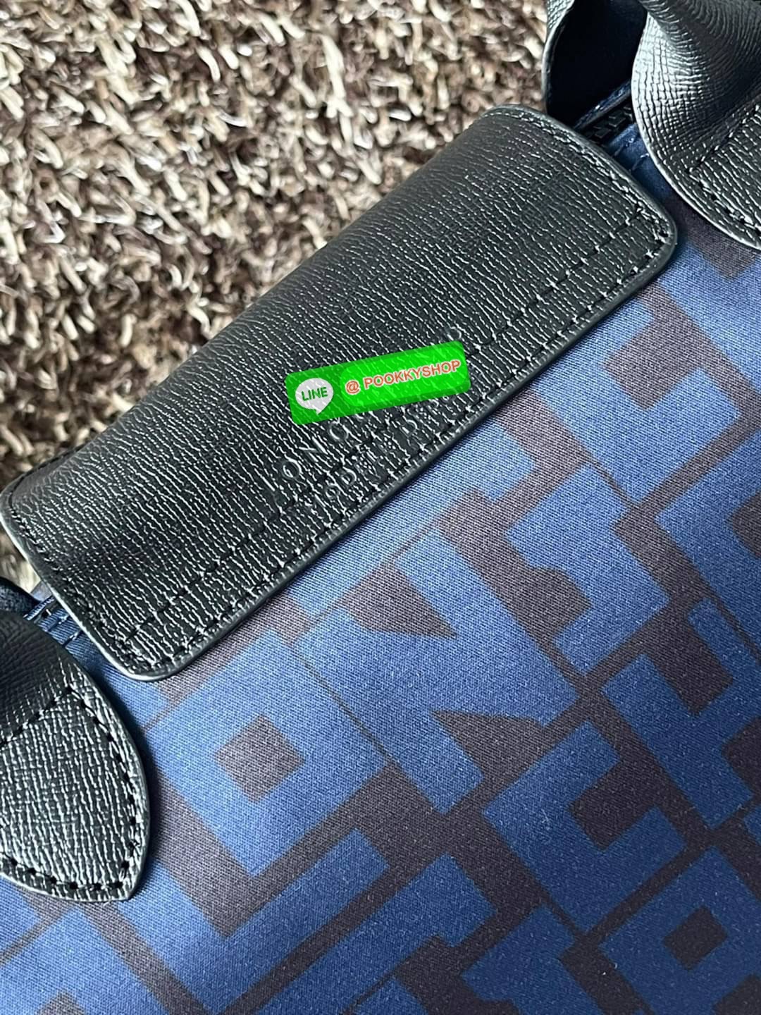 💕Longchamp LE PLIAGE LGP TOP HANDLE BAG M พบกับคอลเลคชั่นใหม่ล่าสุด มีดีไซน์ที่เรียบหรูและคลาสสิก แฝงด้วยลูกเล่นแบบเฟมินีน แถมยังมีน้ำหนักเบาอย่างไม่น่าเชื่อ มาพร้อมกับหูจับกระเป๋าคู่และฝาปิดแบบกระดุม กระเป๋าถือใบนี้สามารถใช้ถือแบบทั่วไป มีสายสะพา