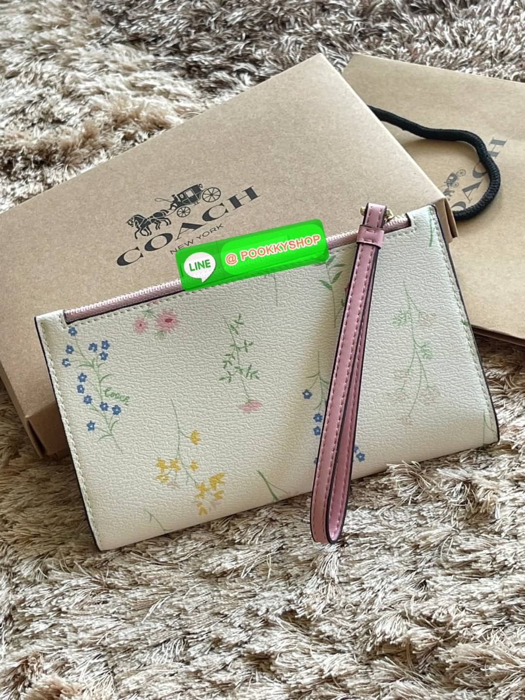 COACH TECH WALLET IN SIGNATURE CANVAS อีกหนึ่ง collection ของกระเป๋าสตางค์ที่ดีไซน์ทันสมัยให้ใช้งานได้แบบครบครัน เป็นกระเป๋าสตางค์ ที่มีช่องสำหรับใส่โทรศัพท์มือถือ ธนบัตร เหรียญ และบัตรต่าง ๆ ใช้งานแบบ2ด้าน เพิ่มความสะดวกสบายด้วยสายคล้องมือ ช่วยให้พกไปไหน