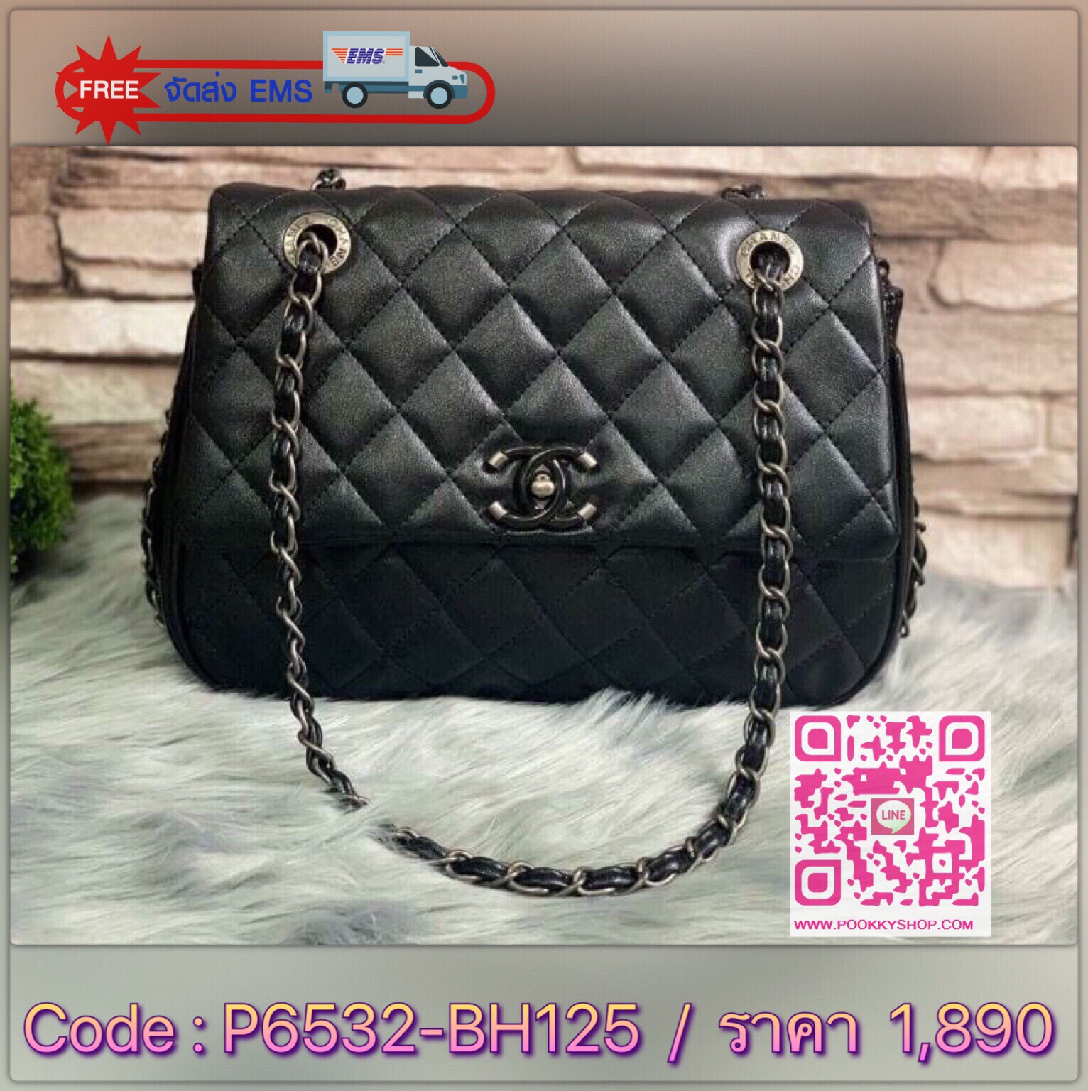 Chanel Quilted Chain Sling Bag วัสดุหนังแกะสังเคราะห์ขึ้นลายตารางหนังสวยอยู่ทรง ดีไซน์ไฮโซ เปิดปิดด้วยฝาปิดกระดุม ภายในมีโลโก้และช่องใส่ของ ใส่กระเป๋าสตางค์ใบยาว มือถือ ของจุกจิกได้เยอะ น้ำหนักเบา ด้านหลังมีช่องใส่ของ มาพร้อมสายโซ่ร้อยหนัง อะไหล่ดำคลาสสิค