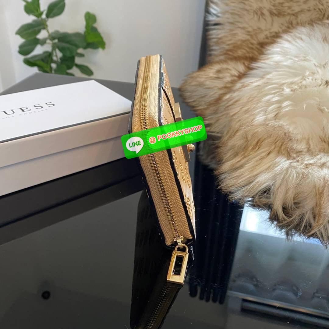Guess Long Wallet กระเป๋าเงินใบยาวซิปรอบ ด้านหน้ามีโลโก้แบรนด์สีเข้ากระเป๋าสวยสะดุดตา รุ่นนี้มีสายคล้องมือมาให้ เพื่อใช้งานง่ายและสะดวกมากยิ่งขึ้น ด้านในมีช่องใส่ธนบัตร ช่องใส่บัตร และช่องซิปใส่เหรียญค่ะ