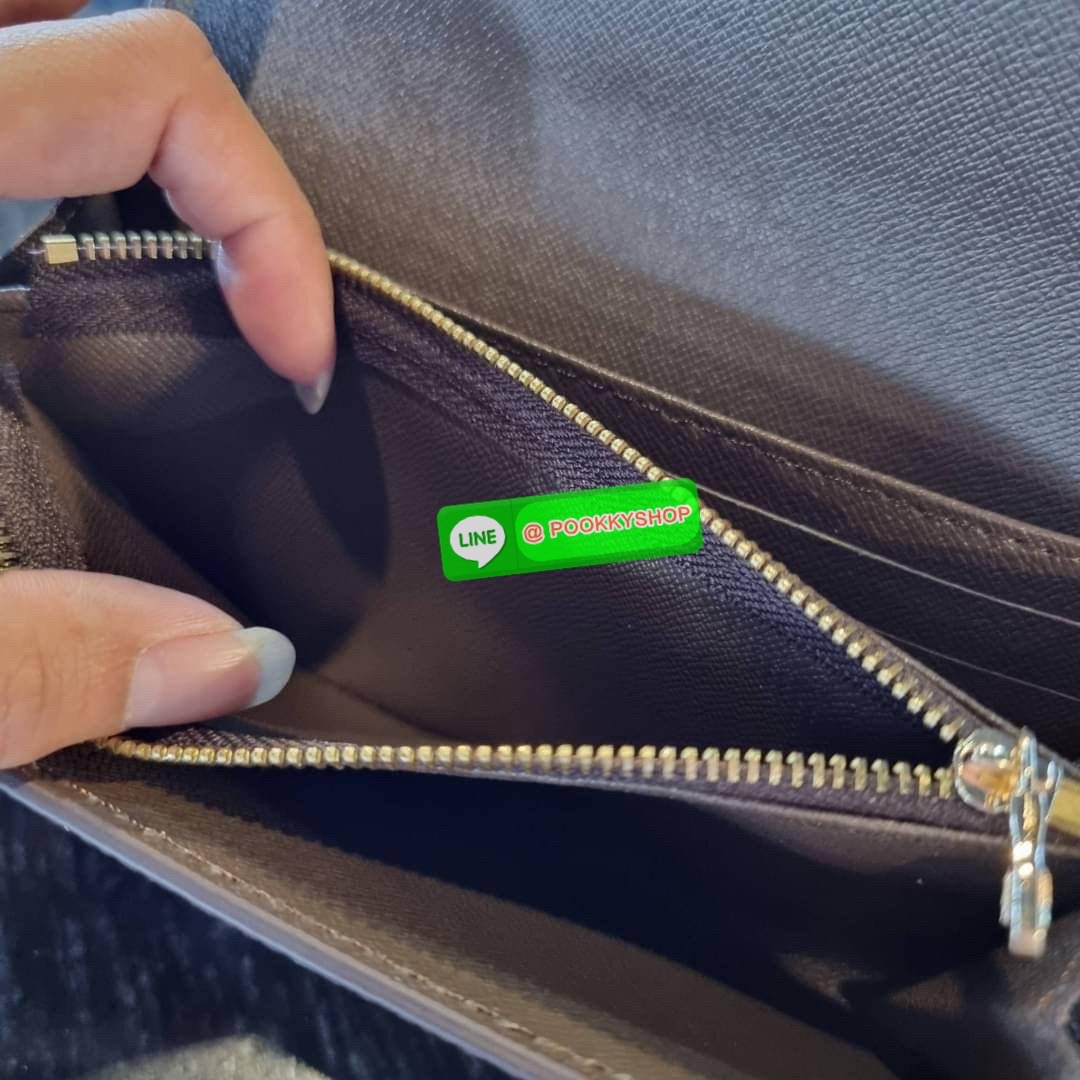 Hot item!! LV long flap wallet with gwp กระเป๋าสตางค์พรีเมี่ยมกิ๊ฟ เป็นไอเท็มสุดฮิต แบบฝาพับ ใช้งานสะดวกขึ้นกว่าเดิม รุ่น unisex ที่จะหนุ่มๆสาวๆ ก็ใช้ได้หมด!! ใบยาวขนาดกำลังเหมาะมือ ถือแล้วขับผิวทุกสี วัสดุหนังแคนวาส ทนทาน เปิด-ปิดด้วยกระดุม ภายในมีช่องใส