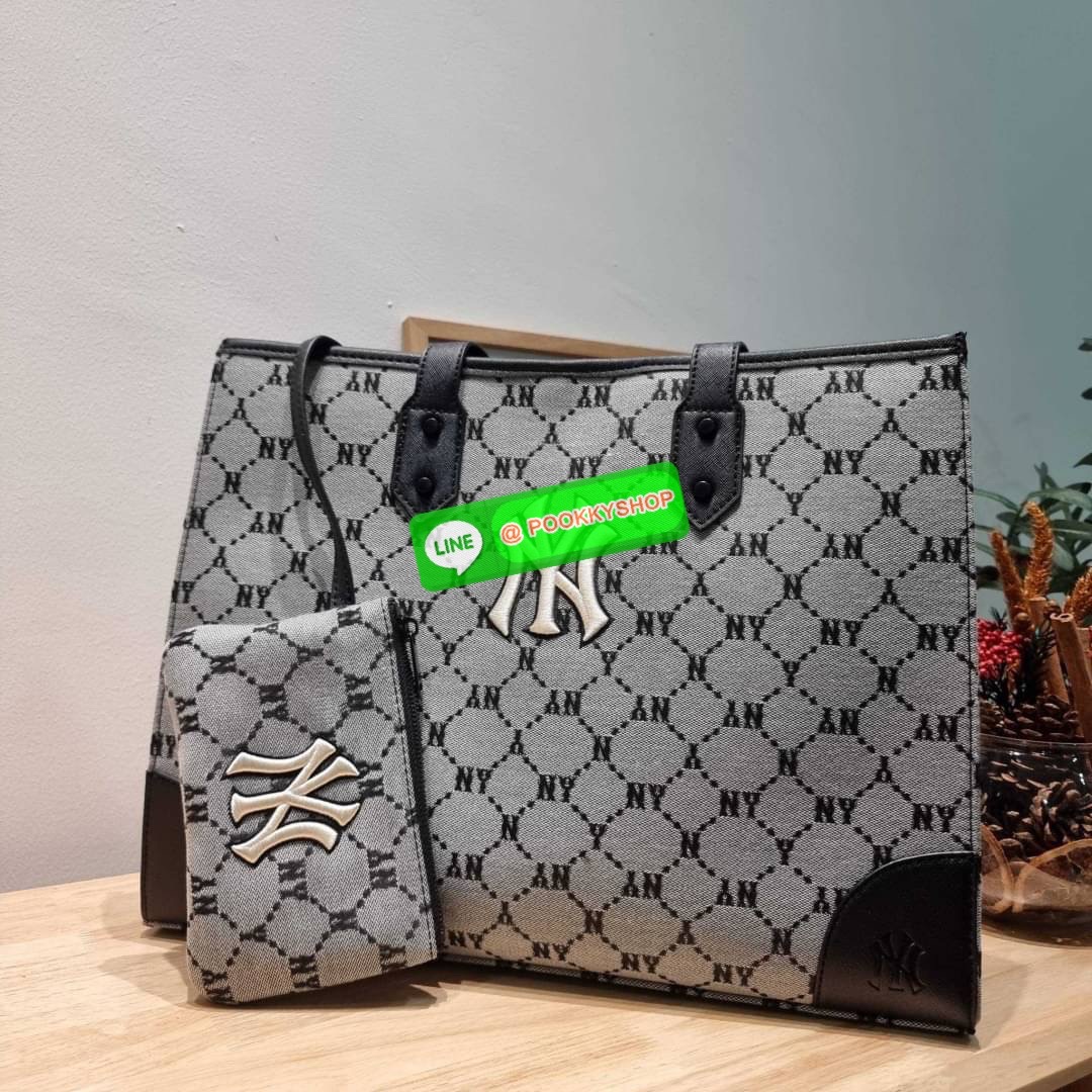 MLB MONOGRAM TOTE BAG กระเป๋าทรงโท้ท ใบใหญ่จุคุ้ม ที่มีกิมมิคไม่เหมือนใคร ด้วยดีไซน์ลวดลายโมโนแกรมเอกลักษณ์ ปั๊มลงบนผ้าแคนวาสและหนัง pu คุณภาพดี สวยคม ปากกระเป๋ามีอะไหล่เกี่ยวกันของหล่นได้ มาพร้อมสายสะพายในตัว ภายในโล่งกว้างมาก ใส่ของสำคัญได้แบบไร้กังวล ห