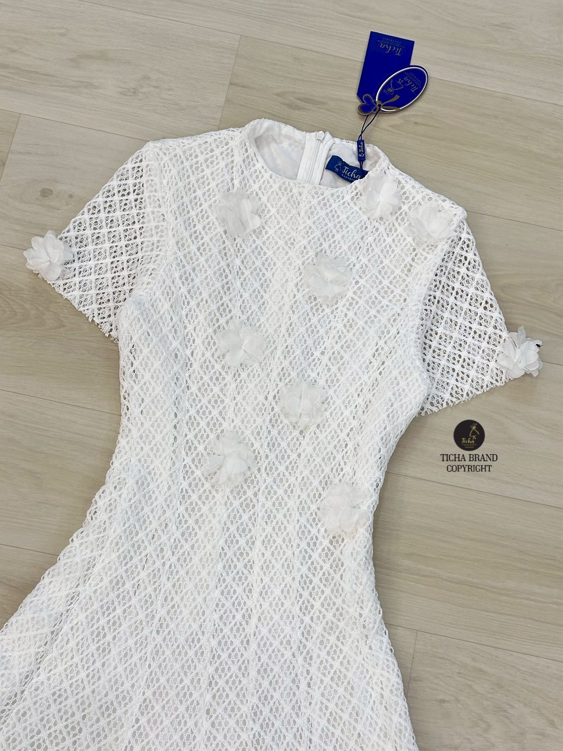 เดรสแฟชั่น Maxi เดรสแขนสั้น สีขาวคอปีน ดีเทลช่วงอกเย็บติดดอกไม้3Dทรงเข้ารูป