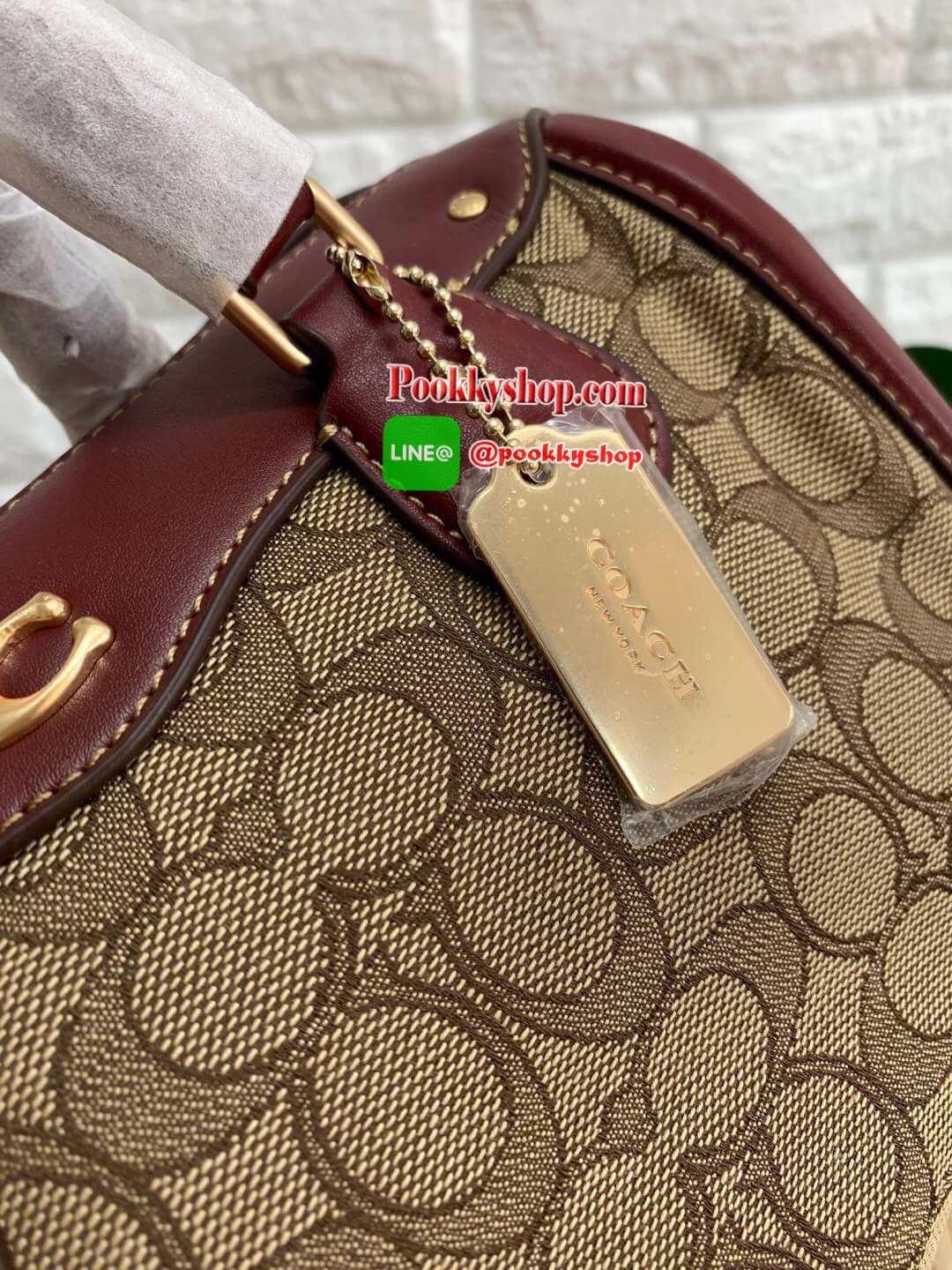 COACH IVIE BENNETT SATCHEL IN SIGNATURE JACQUARD BAG ✔️วัสดุผ้าJACQUARD +pvc ✔️ป้ายห้อยเป็นโลหะแบรนด์ ✔️เปิดปิดกระเป๋าแบบซิป ภายในใส่กระเป๋าสตางค์ใบยาวได้ ของอื่นๆจุค่ะรุ่นนี้ ✔️สายสะพายถอดออกได้ เลื่อนปรับระดับได้นะคะ