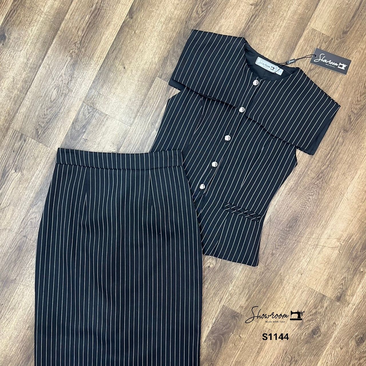 ชุดเซทแฟชั่น เซ็ตเสื้อ+กระโปรงลายทาง ตัวเสื้อดีไซส์เรียบหรู กระโปรงทรงพอดีตัว