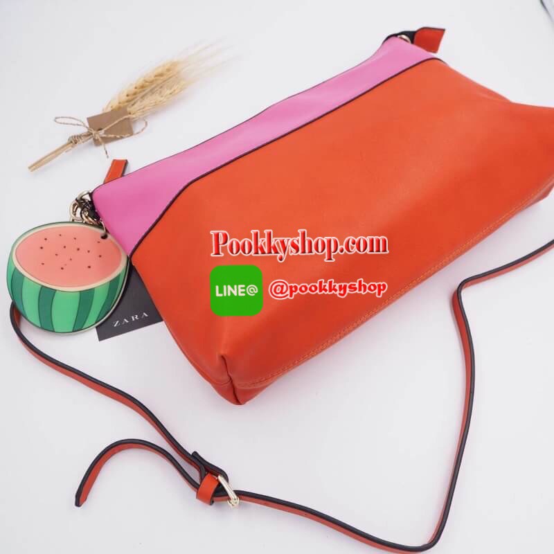 Zara two-tone clucth with pendant-collection fuit จากแบรนด์ zara มาในสีสันสดใส น่ารักๆ พร้อมพวงกุญห้อยลายแตงโม สายสะพายสามารถถอดออกได้ สะพายข้างหรือถือแบบคลัช ได้ทั้งสองแบบค่ะ สีสันน่ารักมาก สดใสๆ ใบใหญ่ ใส่ไอแพด ได้เลยค่ะ