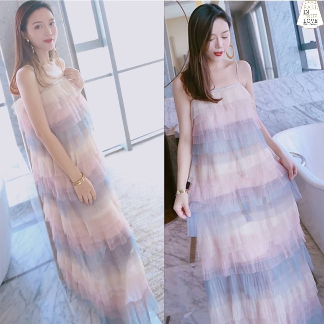 เดรสสายเดี่ยวยาวผ้ามุ้งอัดพลีทเนื้อดีเย็บระบายชั้นสลับสีโทนสีพาสเทล มีซับในสีขาวครึ่งตัว เป็นเดรสใส่เที่ยวคาเฟ่ได้ความสวยหรูสีสันสดใส หรือจะใส่ Mix & Match กับกางเกงยีนนส์ก็ได้ค่ะ