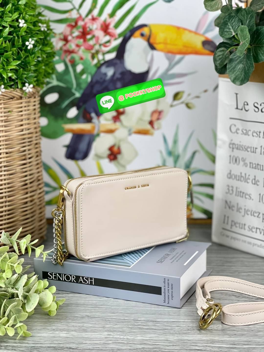 Charles & Keith Tweed Boxy Crossbody Bag กระเป๋าดีไซน์ทรงกล่องแต่ลายผ้าทวิต(สีชมพู,ดำ) ใส่ iPhone 12 Pro Max ได้ ใช้เป็นกระเป๋าเงินและกระเป๋าสะพายในใบเดียว รุ่นนี้วางอยู่ทรง สามารถใช้งานได้ 3 แบบ 1.สายโซ่ 2.สายหนัง 3.สายโซ่ต่อสายหนังสะพายแบบครอสบอดี้ สีสว