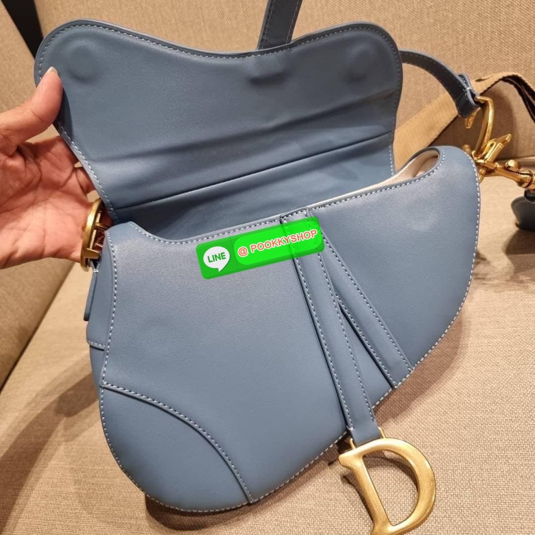 CD SADDLE BAG CALFSKIN กระเป๋าสะพายข้างพรีเมี่ยมกิ๊ฟ ทรงสวยไม่ซ้ำใคร กิมมิคในตัว ดูแพง ไซส์ใหญ่ ดีไซน์ย้อนยุค เป็นเอกลักษณ์สวยทุกแบบ เปิด-ปิดด้วยกระดุมแม่เหล็กซ่อน ใช้งานง่ายมากๆ ภายในเป็นช่องโล่ง มีช่องซิป วัสดุหนังลูกวัวฟอกสี ใส่ของสำคัญได้เลย หมดห่วง ม