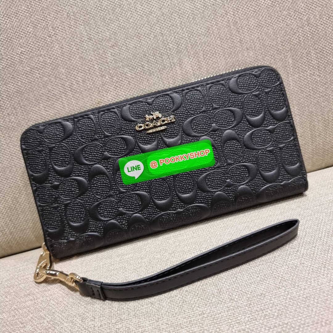 COACH C7360 LONG ZIP AROUND WALLET IN SIGNATURE LEATHER พร้อมเสิร์ฟความเลิศหรู ไม่ต้องรอพรีฯ ใหม่ล่าสุด กระเป๋าสตางค์ใบยาวกึ่งคล้องมือ สีคลาสสิค ขายดี ถือใช้คือขับผิวสุด!! วัสดุหนังแท้ปั๊มลายนูนสวยคม มาพร้อมสายคล้องมือ ถอดออกได้ ภายในใส่บัตรได้เยอะ มีช่อง