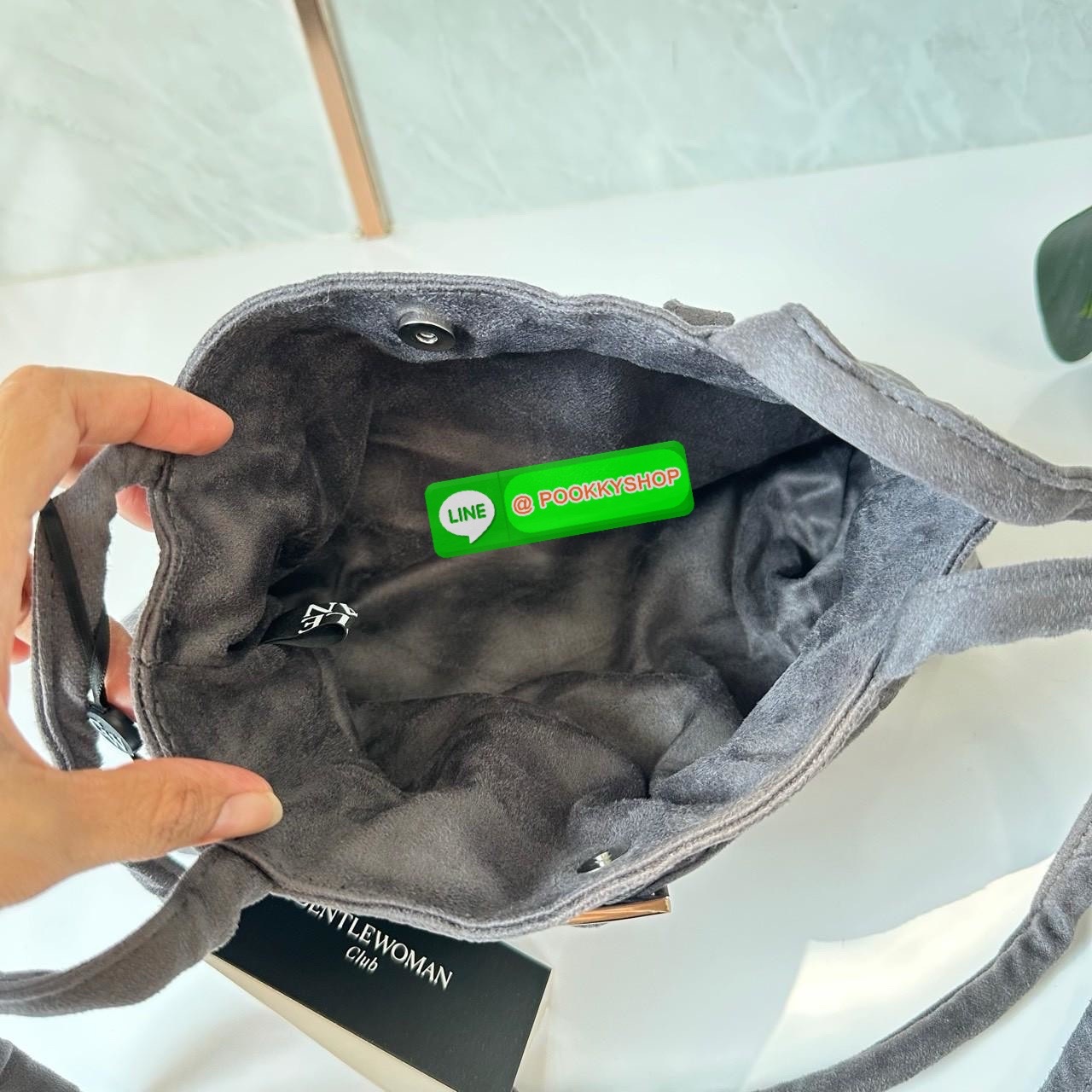 GENTLEWOMAN SUEDE BALLERINA BAG 🔖กระเป๋า Ballerina Bag ในวัสดุหนังกลับ (suede edition) พร้อมโลโก้ปักสีเดียวและรายละเอียดหัวเข็มขัด ทำให้ดูเก๋มีสไตล์โดดเด่น 🔖วัสดุ: หนังกลับ 🔖เปิด-ปิดแบบสแน๊บแม่เหล็ก ภายช่องโล่งกว้างจุของได้เยอะ