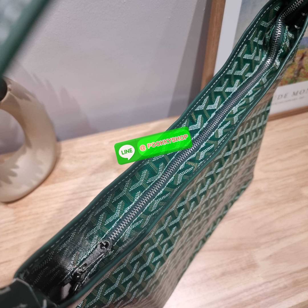 GOYARD BOHEME HOBO BAG ใหม่สุดคุ้ม กับกระเป๋าสะพายทรงโฮโบ ใบใหญ่จุใจ!! มาครบสีขายดี เลิศทุกสี รูปทรงคลาสสิค ดีไซน์เป็นเอกลักษณ์ วัสดุหนังแคนวาสพิมพ์ลายสวยคม ปากกระเป๋ามีซิปเปิด-ปิดกันของหล่นได้ ภายในโล่งกว้างมาก มาพร้อมสายคล้องในตัว ทนทาน สะพายสวยๆได้ทุกว