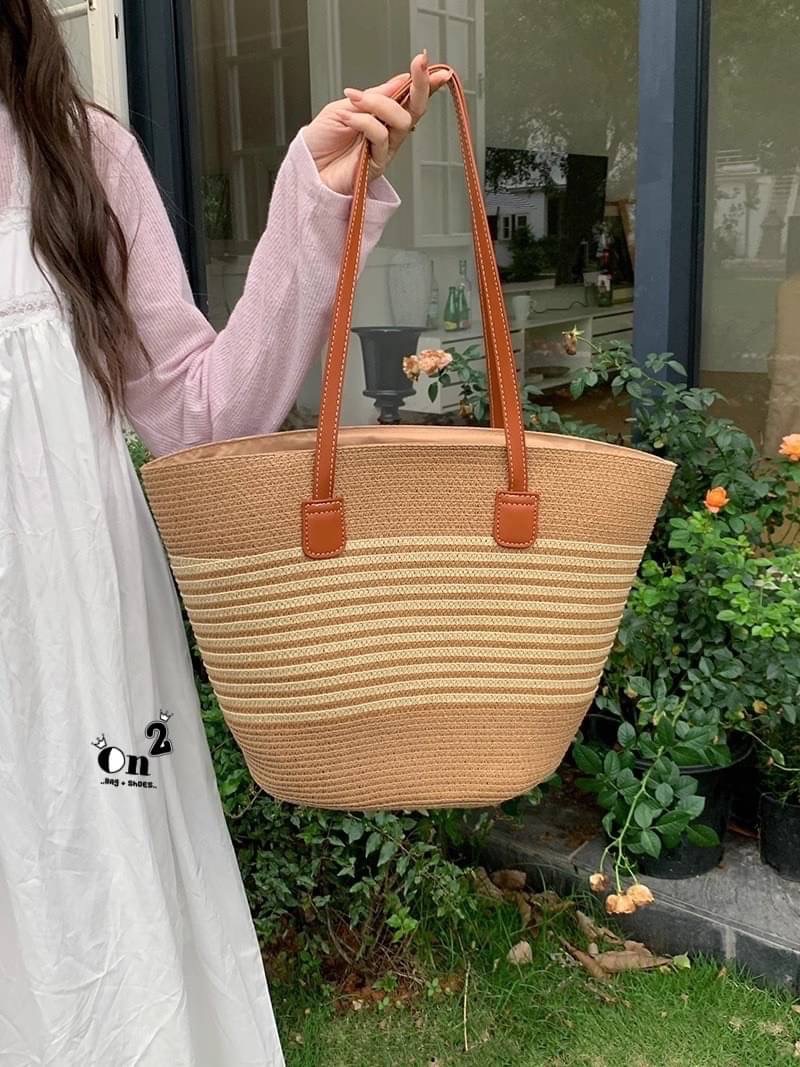 กระเป๋าสานทรงช้อปปิ้งสะพายไหล่ ผ้าทอสายหนัง งาน แฟชั่น street wear สวยเก๋ ใส่ได้ครบทุกสิ่งอย่าง พร้อมส่งสี วัสดุดีเกรดทนทานค่ะ