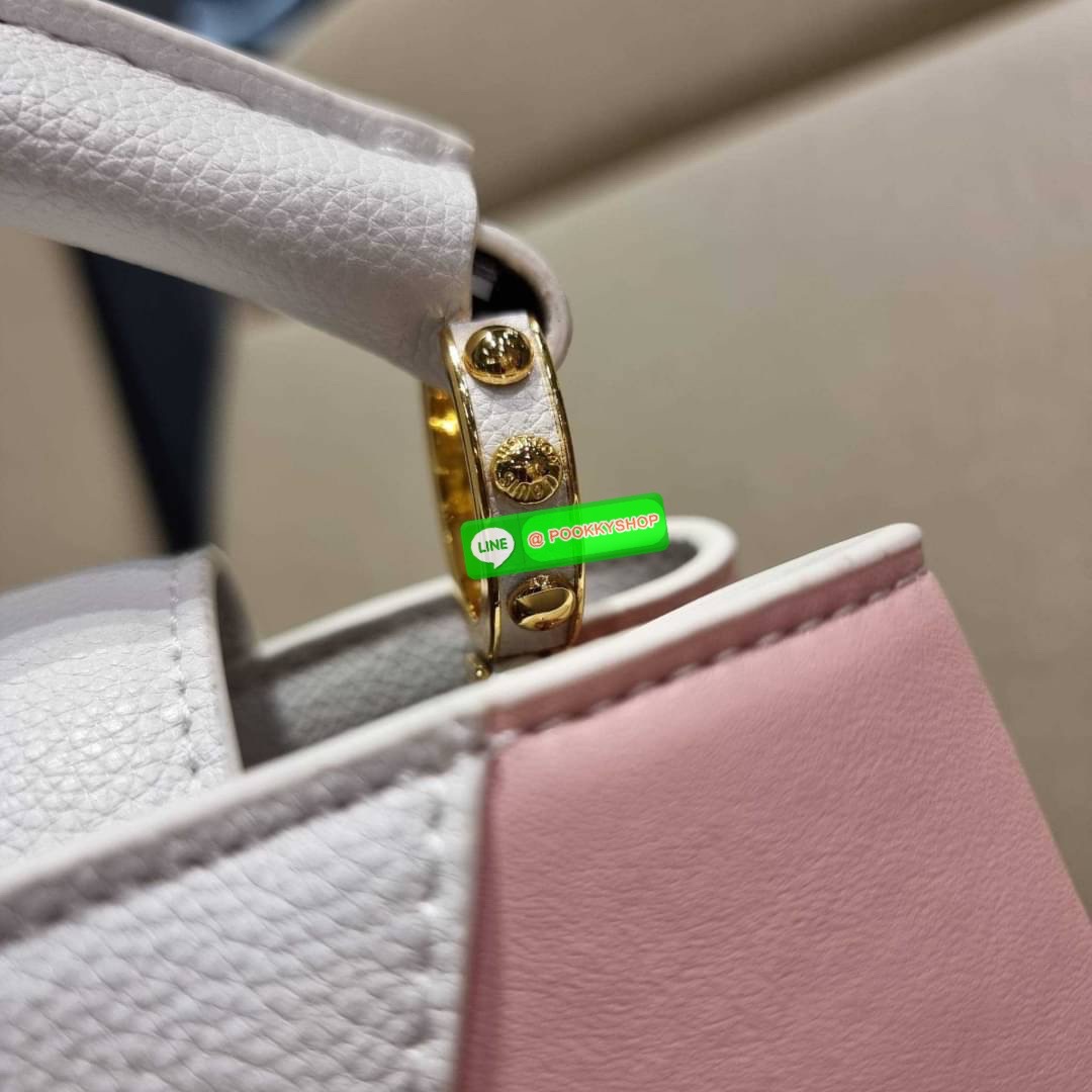 NEW IN!! LV capucines top handle วีไอพีพรีเมี่ยมกิ๊ฟจากเคาน์เตอร์ ที่สุดของความสวยในราคาเบาๆ กระเป๋าถือสุดหรู ดีไซน์ทรงคลาสสิค พร้อมลวดลายหรูหรา มาพร้อมหูจับในตัว ด้วยรูปทรงวินเทจและวัสดุหนังแท้ ขับผิว ทำให้ไอเท็มนี้สะกดทุกสายตาจริงๆ และยังมีลูกเล่นที่ฝาป