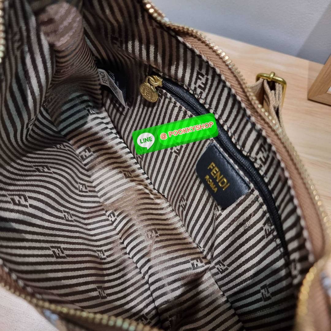 FENDI MONOGRAM CROSSBODY HOBO BAG กระเป๋าสะพายข้างใหม่ล่าสุด ดีไซน์ลวดลายรอบใบ มี texture โดดเด่นน่าใช้ ดูหรูและคลาสสิคในตัว ก้นกระเป๋าตกแต่งอะไหล่ font สีทองหรูหรา มาพร้อมสาย 2 แบบ สำหรับคล้องแขน และสายครอสบอดี้ วัสดุผ้าแคนวาสทนทาน เปิด-ปิดด้วยซิป ภายในเ