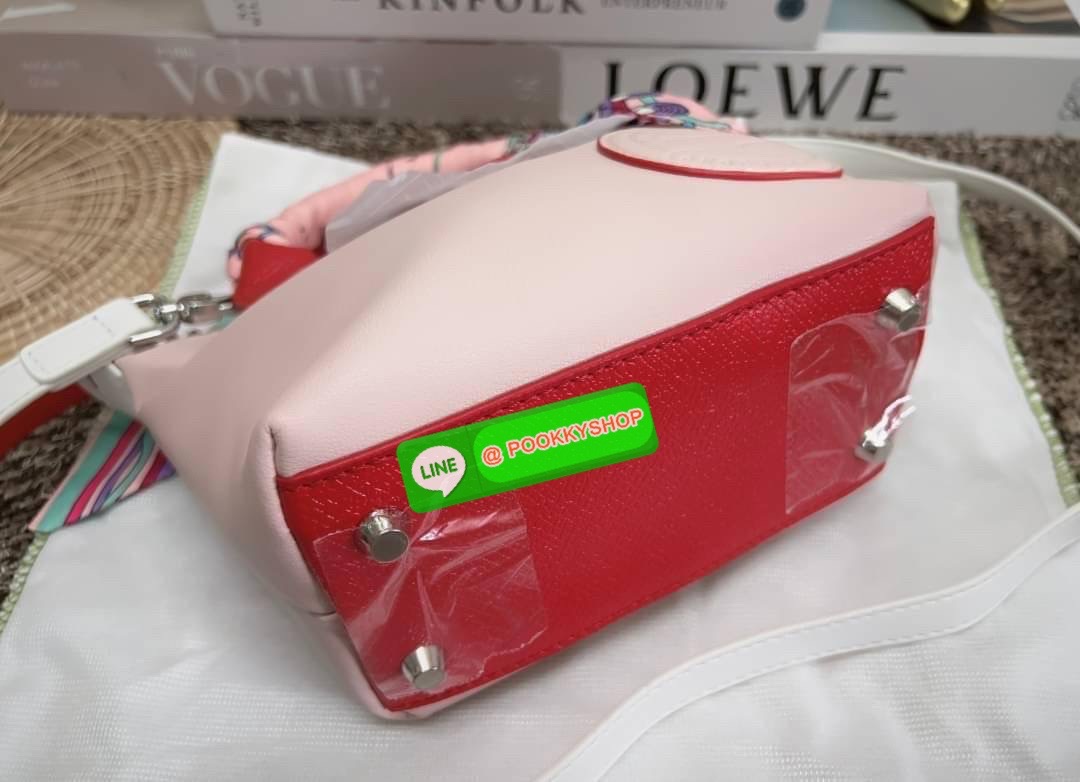 มาเพิ่มให้แล้ว ใครพลาดรอบที่แล้วรอบนี้อย่ารอช้า ก่อนหมดอีกก😘 LIMITED OF JAPAN LONGCHAMP TOTE 2WAY BAG LE PLIAGE EXTRA L1500 💌เป็นรุ่นที่สวยและดูดีมากๆ หนังแกะแท้ หนานุ่ม หลงรักน้องแน่นอนค่ะ สีสวยหวานละมุนมากๆ ภายในกว้างจุสัมภาระได้จุ สามาร