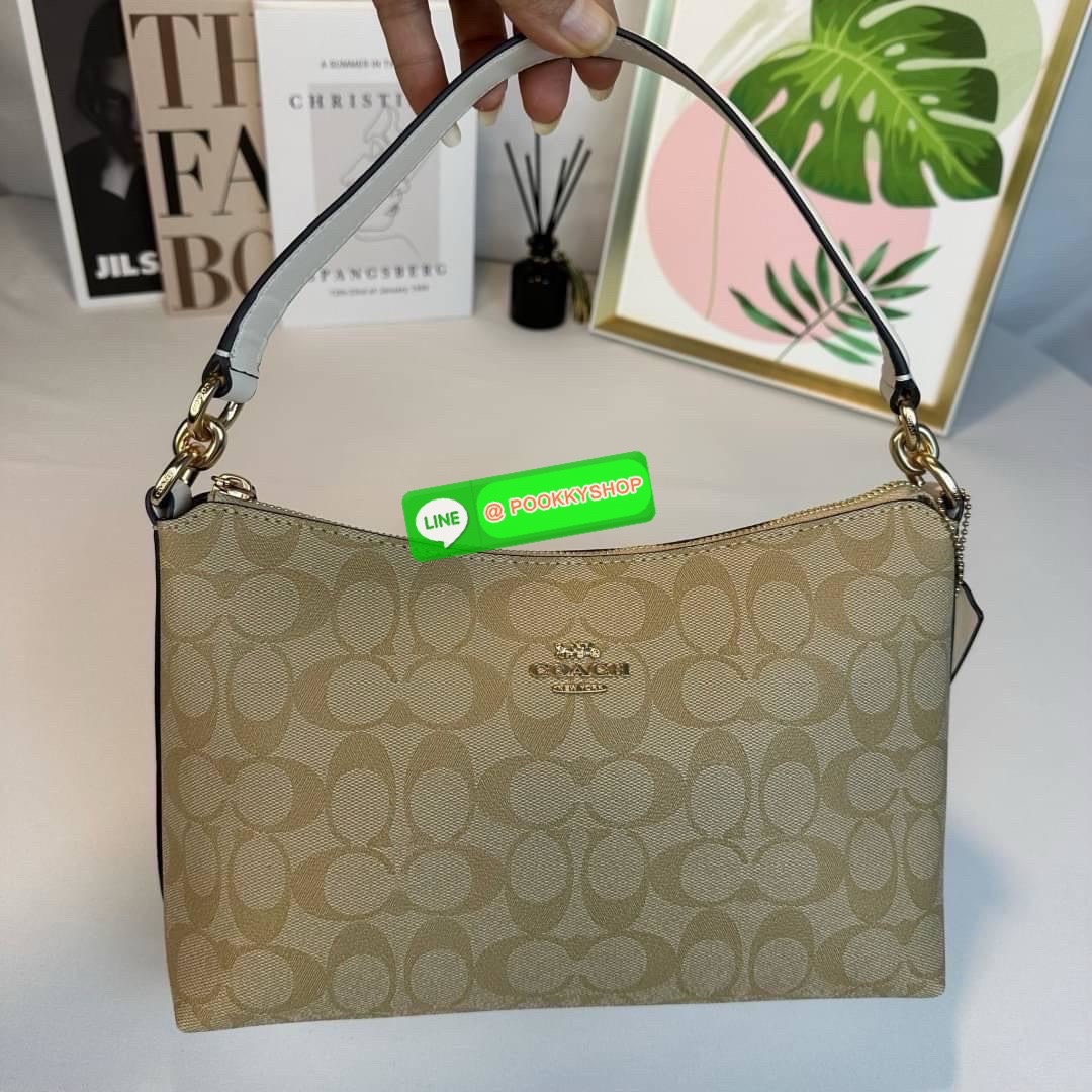 กระเป๋าสะพาย LEWIS IN SIGNATURE CANVAS ( COACH F85696) กระเป๋าหนังลาย C ผ้าใบเคลือบซิกเนเจอร์ พร้อมรายละเอียด หนัง เรียบ] ภายในกระเป๋ามัลติฟังก์ชั่น ปิดด้วยซิป ซับในผ้า