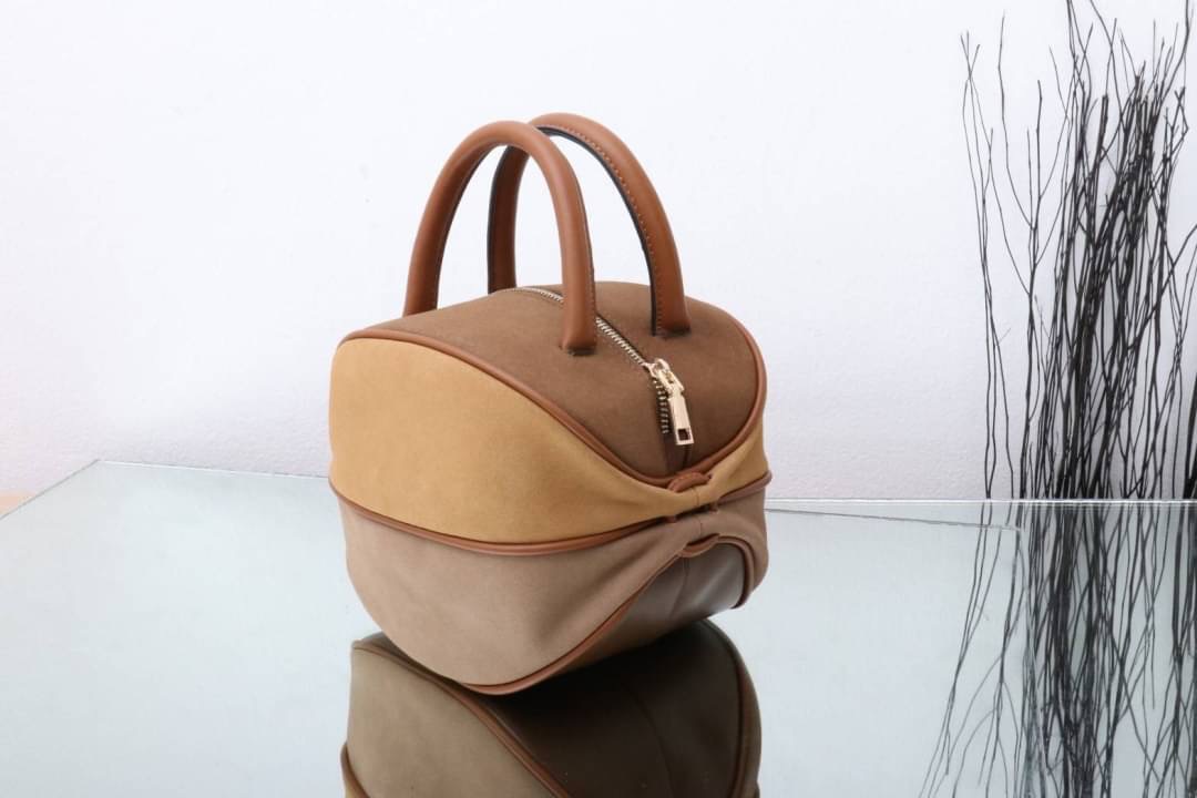 กระเป๋าลูกมะเฟืองยอดฮิต ดาราเซเลปใช้กันเยอะมาก งานตั้งใจผลิตกว่าจะได้มา แก้งานข้ามปี หลายรอบเพื่อความเป๊ะ งานสวยหนังสวย แถมฟรี!! ที่ห้อยลายดอกไม้ โอ้ย!!สวยเป๊ะขนาดนี้จะพลาดได้งัย