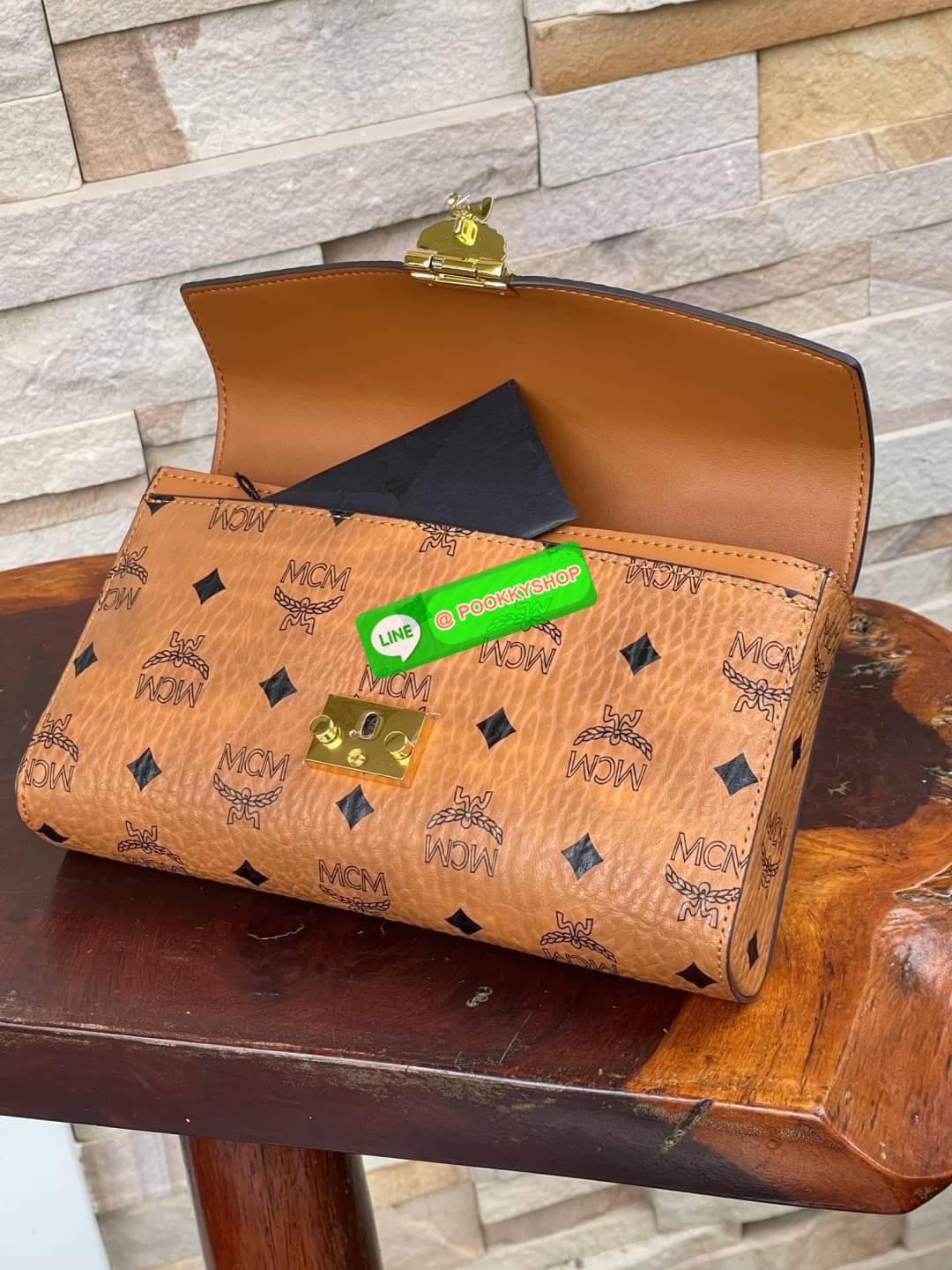 MCM Millie Flap Crossbody In Visetos ในฐานะตำนานที่ยังคงอยู่ กระเป๋าจากคอลเล็กชั่น Millie นี้ มีเรื่องราวของ MCM แทรกซึมอยู่ในทุกองค์ประกอบ กระเป๋าใช้งานแบบCrossbody โดยฝาปิดกระเป๋าตัดเย็บจากผ้าใบเคลือบผิวพิมพ์ลาย Visetos (Visetos Canvas) ถือเป็นไอเทมในฝั
