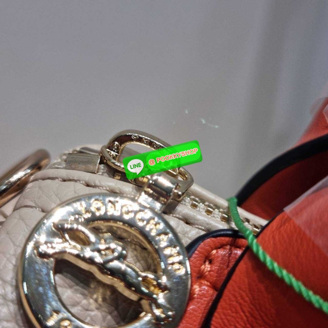 Longchamp le pliage xtra XS leather crossbody bag 🔆 Details มาใหม่! กับกระเป๋าถือ/สะพายรุ่นยอดฮิต ที่มาในดีไซน์ทูโทน โดดเด่นมีกิมมิค น่ารักน่าใช้สุดๆ รูปทรง cylinder ใช้งานง่าย ฝากระเป๋ามีช่องเล็กๆให้ได้ใส่บัตร ใส่ธนบัตรแบบหยิบจับง่ายๆ ช่องหลักเป็