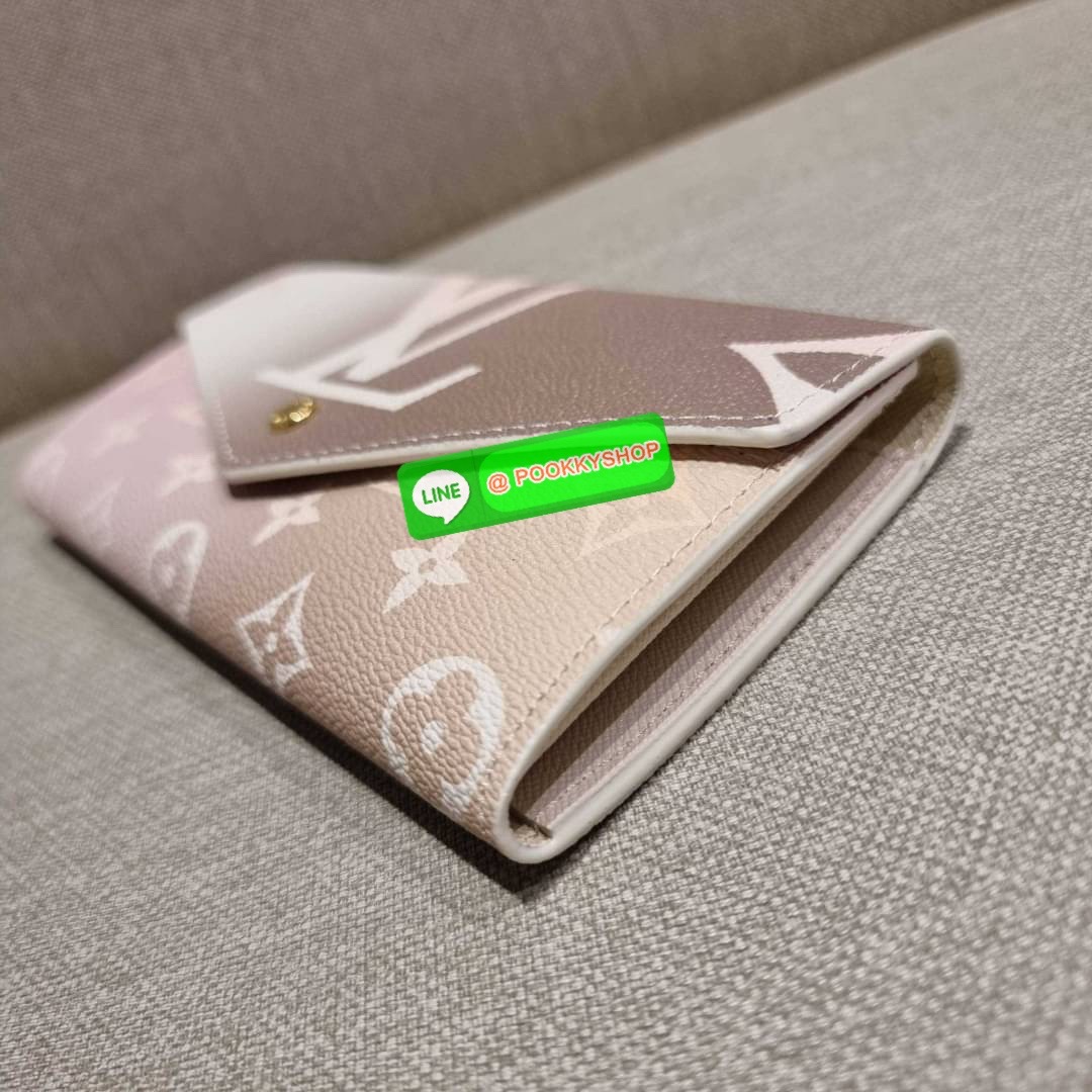 NEW IN!! LV long flap wallet with gwp กระเป๋าสตางค์พรีเมี่ยมกิ๊ฟ แบบพับ ดีไซน์ล่าสุด หวานๆสวยๆ น่าใช้มาก ใบยาวขนาดกำลังเหมาะมือ ถือแล้วขับผิว โดดเด่นด้วยสไตล์การไล่เฉดสีโทนละมุน ดูโดดเด่นไม่เหมือนใคร วัสดุหนังแคนวาส ทนทาน เปิด-ปิดด้วยกระดุม ภายในมีช่องใส่
