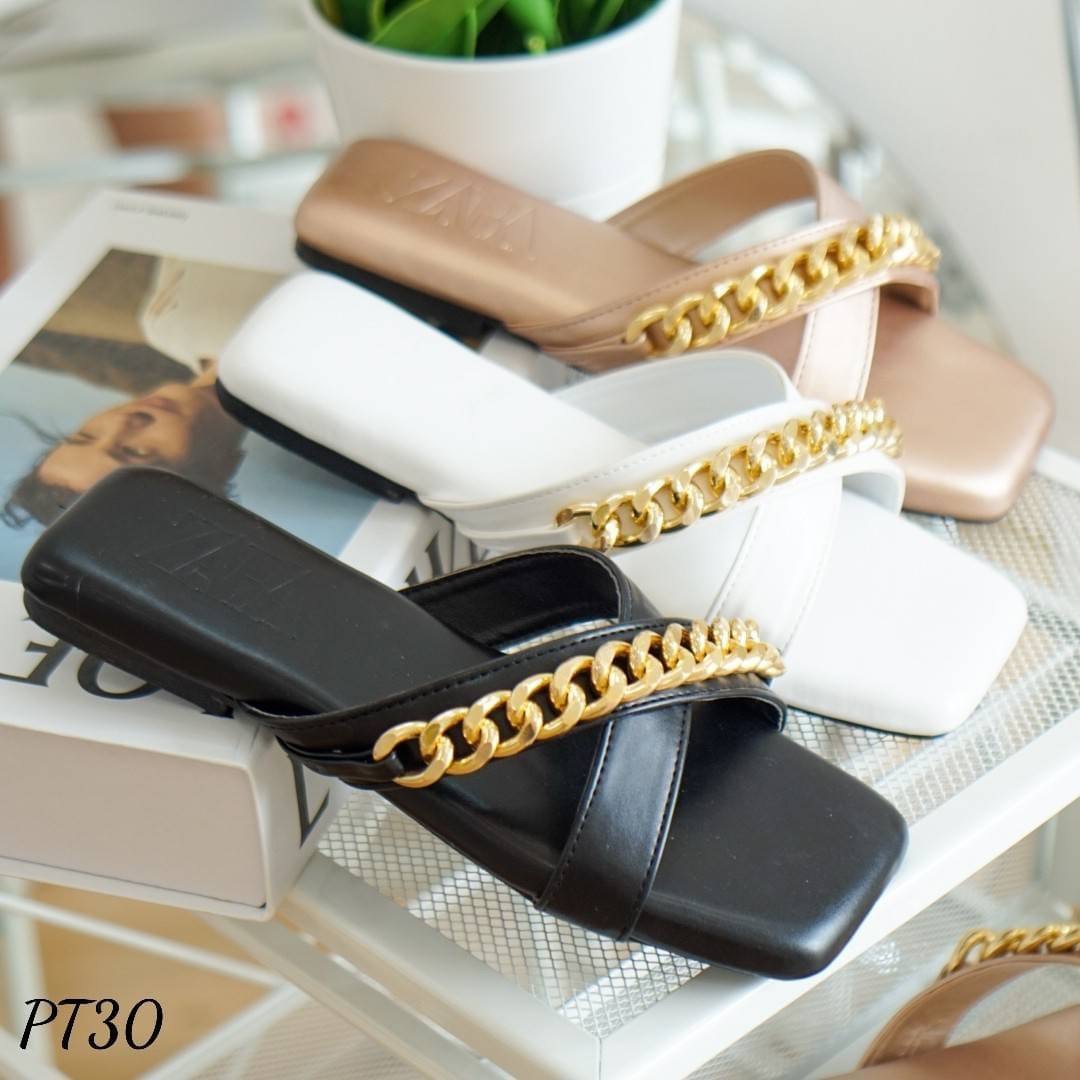 พร้อมส่ง แบบเข้าใหม่ค๊า รองเท้าทรงสวมหน้าไขว้ แต่งโซ่ทอง งานสวยมากกกก เก็บทรงดี หนังนิ่ม ใส่ง่าย เดินสบาย แมตกับเสื้อผ้าได้ทุกชุด งานพื้นเสริมฟองน้ำหนา ทำให้เวลาใส่นุ่มนิ่มมากกกก ร้านการันตีเลยว่า คู่นี้ เป็นรองเท้าที่ สวย นุ่ม ใส่สบายที่สุดค๊า