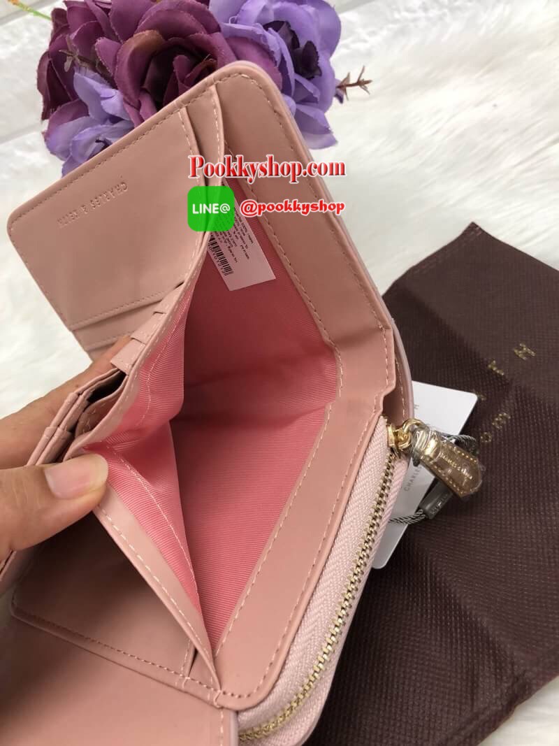 New!!! CHARLES & KEITH SMALL ENVELLOPE WALLET BAG สีออกใหม่ปี 2018 โลโก้ อะไหล่ทองค่ะ!!! พร้อมส่งสินค้าเข้าใหม่ค่ะ!!! กระเป๋าสตางค์ใบสั้น ขนาดกำลังดี หนังเรียบ ด้านหน้าปั้มโลโก้แบรนด์ เปิดปิดช่องหลักแบบแม่เหล็ก ด้านในมีช่องใส่บัตรได้ถึง15 ช่อง เยอะมากค่า