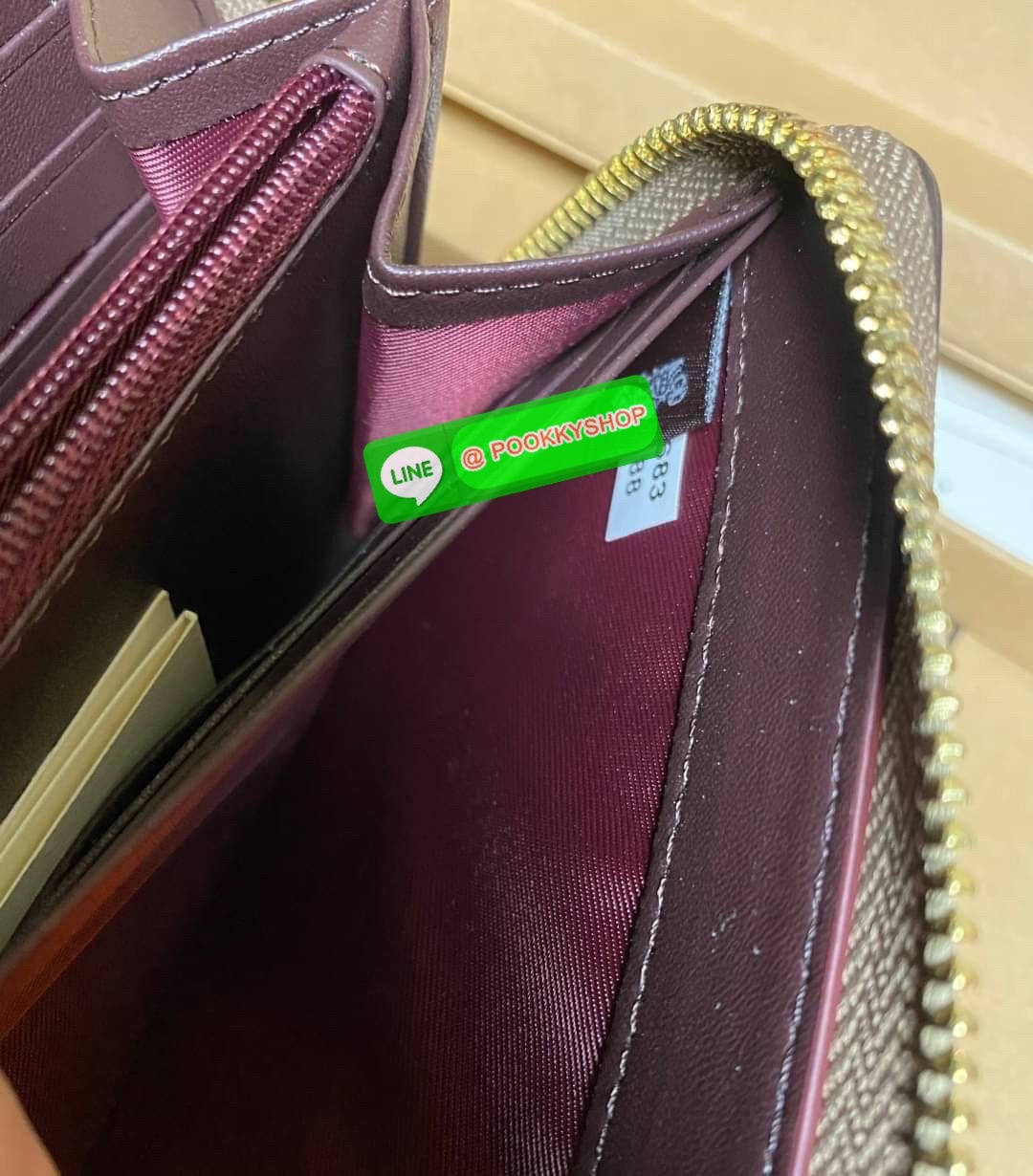 COACH ACCORDION ZIP WALLET IN SIGNATURE CANVAS กระเป๋าสตางค์ใบยาว ซิปรอบ ใช้งานง่าย ด้วยฟังค์ชั้น ด้านใน ใส่บัตรได้จุใจ มีช่องซิปใส่เหรียญตรงกลาง โดนใจหลายๆคนไปเรียบร้อยและคลาสสิค เรียบหรูดูแพงตลอดกาล ยกให้รุ่นนี้เลย