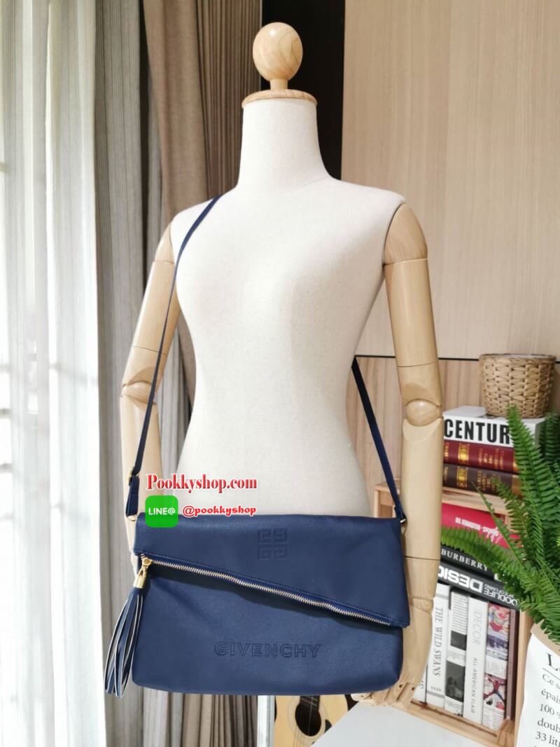 Best Seller!! Givenchy Parfums Black Leather Clutch (Premium From Counter Brand) กระเป๋าสะพายหนังนิ่มเรียบ Polyester100% สีดำเเบบสวยดูดีคลาสสิคไม่มีเอ้าท์ เปิดปิดด้วยซิป อะไหล่ทอง หัวซิปประดับพู่ ด้านหน้าปั้มโลโก้ GV ตัวใหญ่ ภายในมีช่องเล็กใส่ ipad กระเป๋