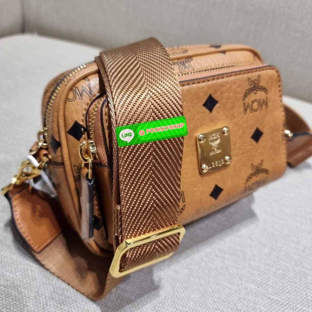 MCM X-MINI KLASSIK CROSSBODY BAG IN VISETOS รุ่นยูนิเซ็กส์มาแล้วจ้า!! ไซส์นี้ใช้ได้ทั้งหนุ่มๆสาวๆไปเลย กระเป๋าสะพายข้างทรงครอสบอดี้ ใบเล็กขนาดกะทัดรัด วัสดุหนังแคนวาสคุณภาพดี มีช่องหลัก 2 ช่อง ภายในมีช่องย่อยให้ 1 ช่อง มาพร้อมสายสะพายสปอร์ตที่ดีไซน์หรูไม่