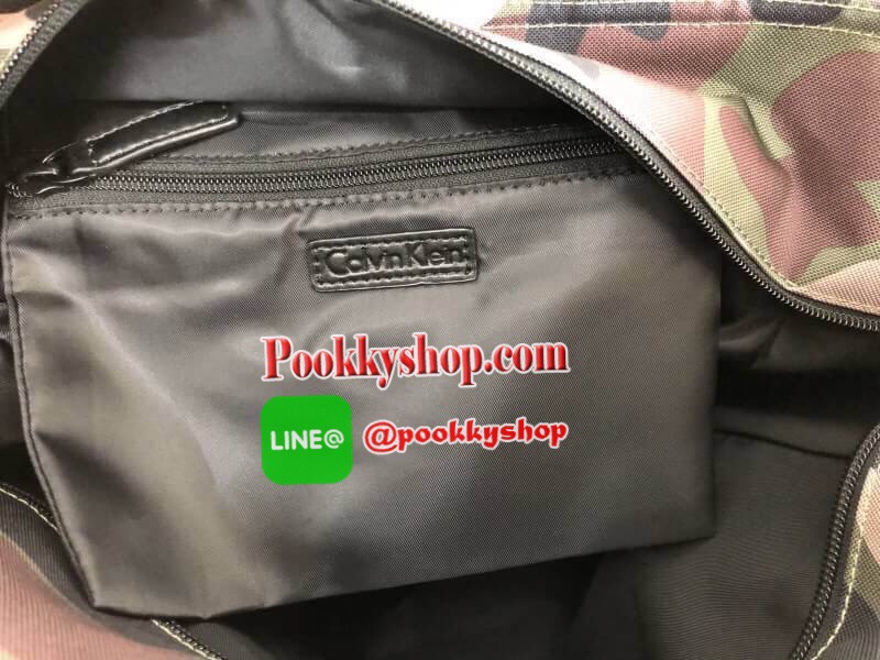 New !!! Calvin Klein Mediem Tote Bag พร้อมส่ง สินค้ารุ่นหายากค่ะ!!! กระเป๋าถือทรง tote วัสดุผ้าอย่างดี ด้านหน้าสกรีนโลโก้แบรนด์อย่างดีนะค่ะ!!! มีช่องซิปยาว ช่องกว้างใส่ของจุค่ะ. เปิดปิดกระะป๋าแบบซิป หัวซิปปั้มแบรนด์ค่ะ ภายในกระเป๋าโล่งกว้างมากค่ะ มีช่องซิ