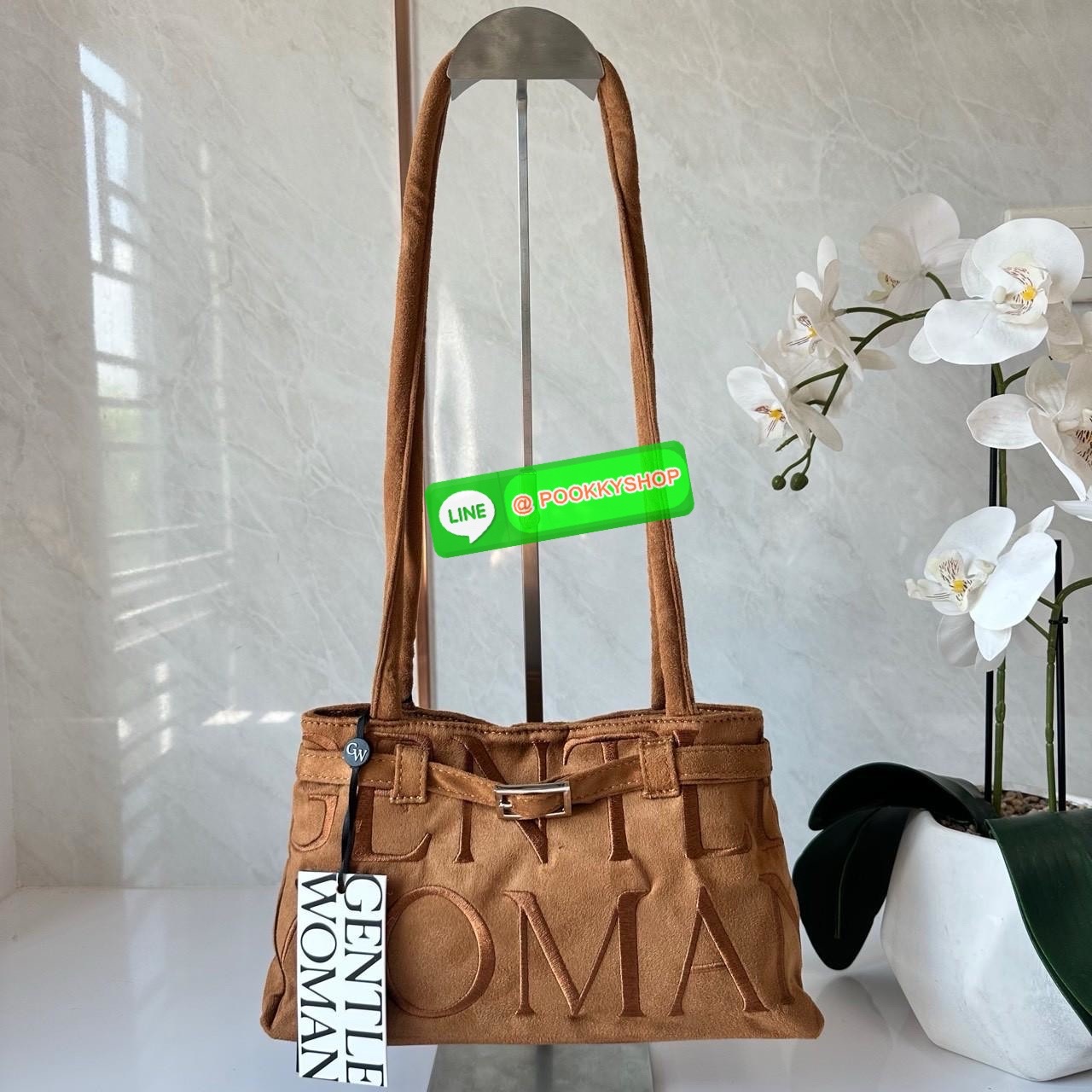 GENTLEWOMAN SUEDE BALLERINA BAG 🔖กระเป๋า Ballerina Bag ในวัสดุหนังกลับ (suede edition) พร้อมโลโก้ปักสีเดียวและรายละเอียดหัวเข็มขัด ทำให้ดูเก๋มีสไตล์โดดเด่น 🔖วัสดุ: หนังกลับ 🔖เปิด-ปิดแบบสแน๊บแม่เหล็ก ภายช่องโล่งกว้างจุของได้เยอะ