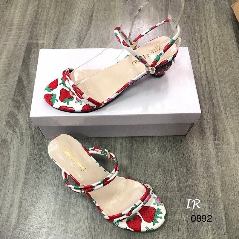 แบบขายดี!!! พร้อมส่ง คิ้วท์สุด!! ต้องรุ่นเน้ รองเท้าลำลองที่มาพร้อมกับดีไซน์น่ารักๆ วัสดุหนังลายสตรอเบอรี่ ใส่ได้2 แบบ ส้นเพชรลายสตรอเบอรี่ สูง 2 นิ้ว ใส่น่ารักอย่างมีสไตล์ ใส่สวยสุดๆเลยค่า