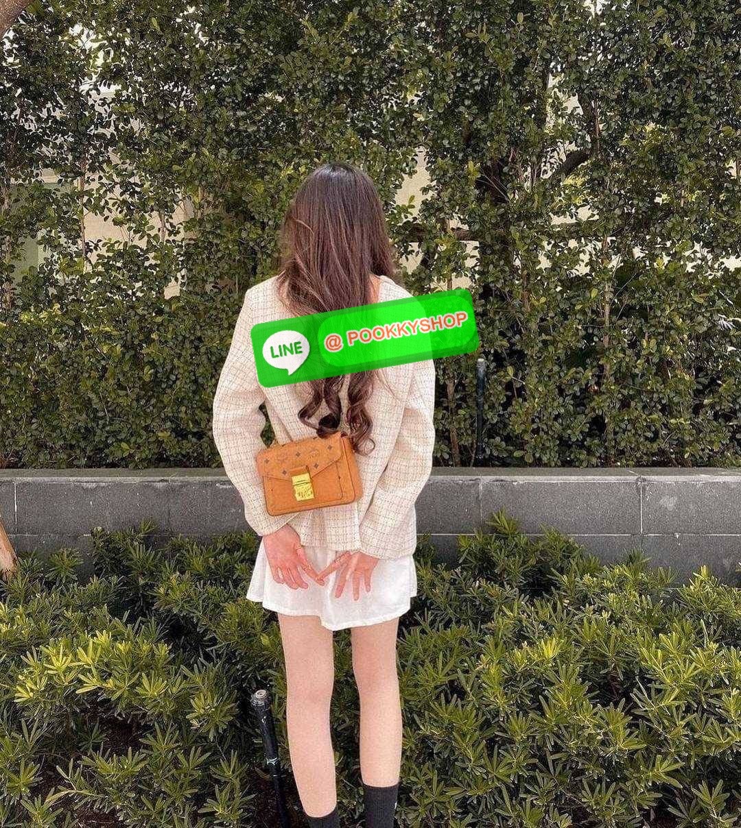 MCM SMALL MILLIE CROSSBODY IN VISETOAS กลับมาแน่นๆกับไอเท็มสุดฮิต!! ดาราเซเลปใช้กันเพียบ กระเป๋าสะพายข้าง ดีไซน์กึ่งสปอร์ต แต่แฝงความหรูในตัว ใช้งานง่ายด้วยขนาดที่พอเหมาะ และสายสะพายสปอร์ตที่สะพายคาดได้สะดวก จะสะพายข้าง สะพายแบบคาดอก ก็ดูดีไปหมด เปิด-ปิดด