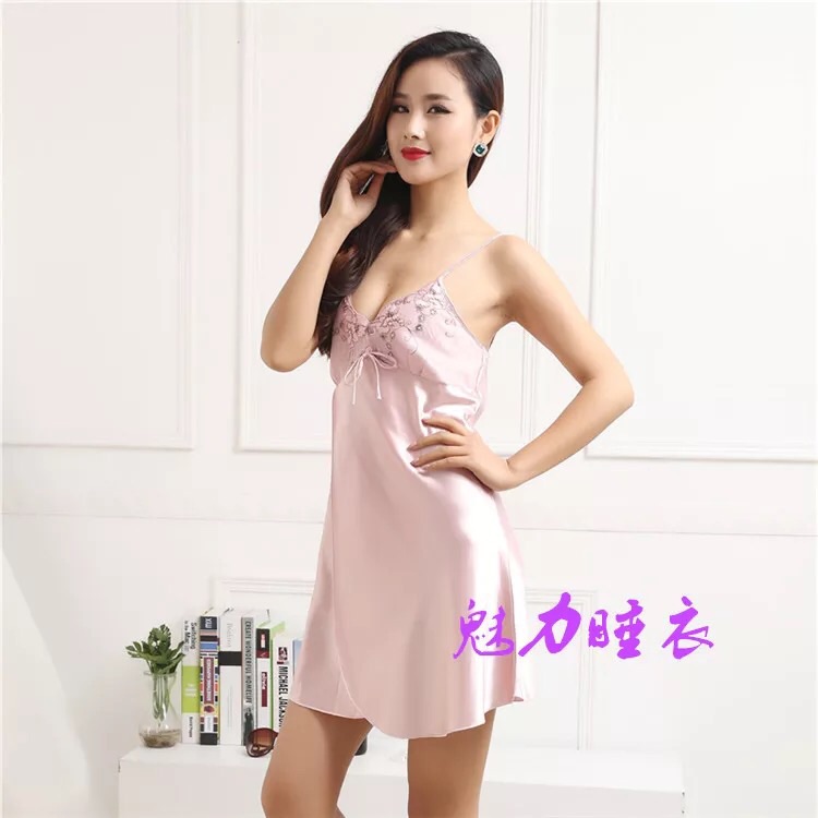 ชุดนอนผ้าไหม สายเดี่ยว แต่งลูกไม้ปัก เกรดพรีเมี่ยม สีชมพูอ่อน เนื้อผ้าเกรดหรู ไฮโซสุดๆคะ