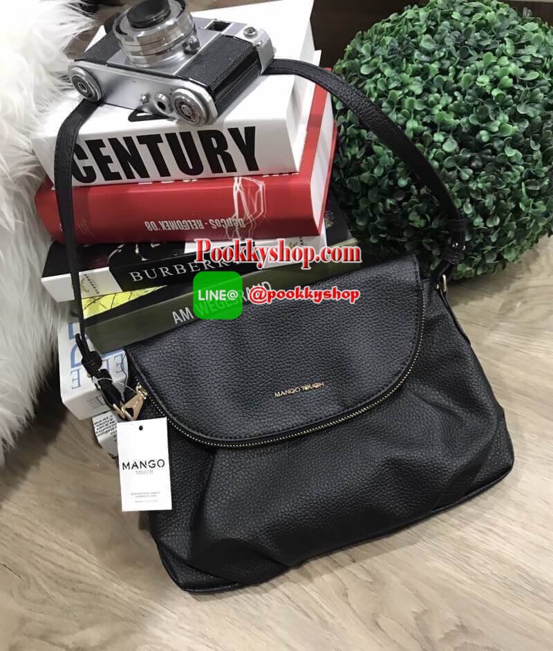 รีพีทรอบที่14!!! Don't Miss! ไอเท็มที่สาวๆกดLikeกันรัวๆ MANGO QUITED SHOULDER BAG กระเป๋าสะพายวัสดุหนังแกะสังเคราะห์แบบนิ่มประดับโลโก้อะไหล่ทองด้านหน้า เปิดปิดได้2ช่องทั้งฝาปิดกระดุมแม่เหล็กหรือซิปรอบปากกระเป๋า มาพร้อมสายสะพายยาวขนาดกำลังดี น้ำหนักเบ